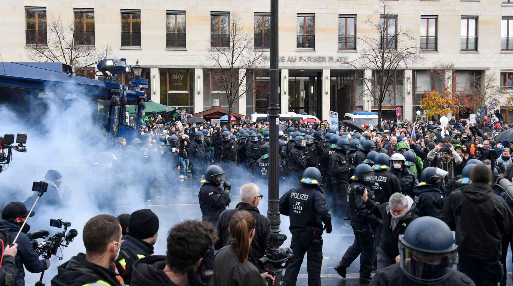 Полиция применила водометы при разгоне толпы, в ответ полетели дымовые шашки и петарды Фото: © Global Look Press / Frederic Kern