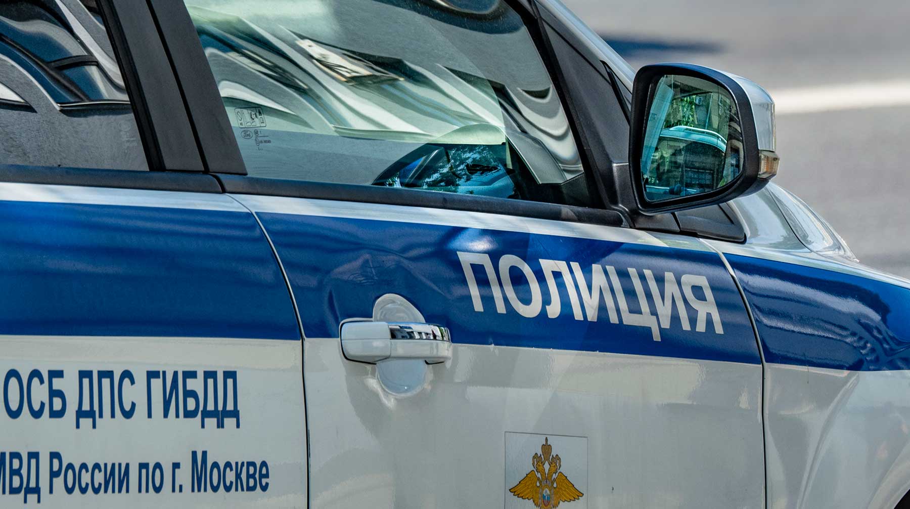 Мужчина вначале бросил камень в служебный автомобиль, а уже при задержании порезал правоохранителям форму Фото: © Global Look Press / Konstantin Kokoshkin