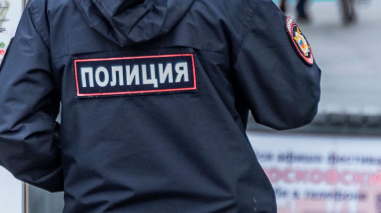 Был не в форме: у станции «Бауманская» в Москве избили полицейского — Daily Storm