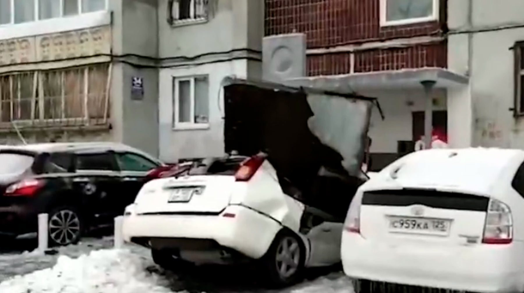 Мужчина успел отскочить от машины в последнюю секунду Фото: © кадр из видео с сайта vl.ru