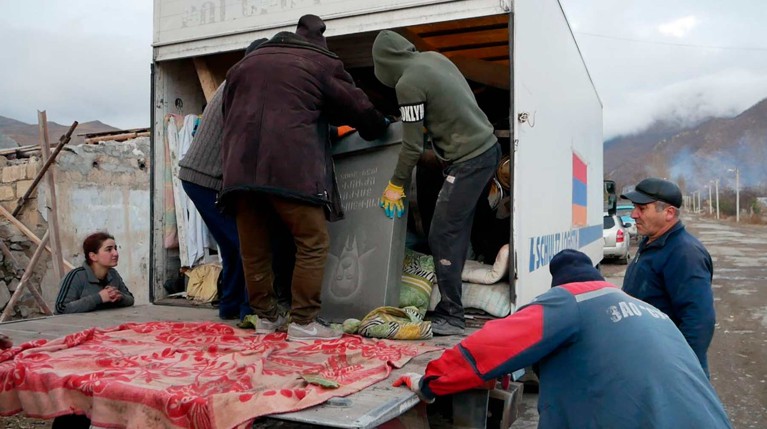 «Добро пожаловать в Арцах, сволочи!»: жители Карабаха увозят все, включая останки близких — Daily Storm