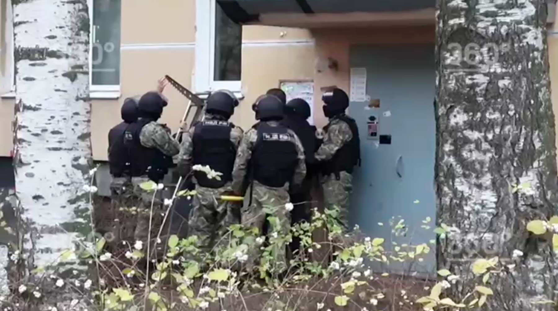 Спецназ готовится штурмовать квартиру захватившего в заложники детей в Петербурге