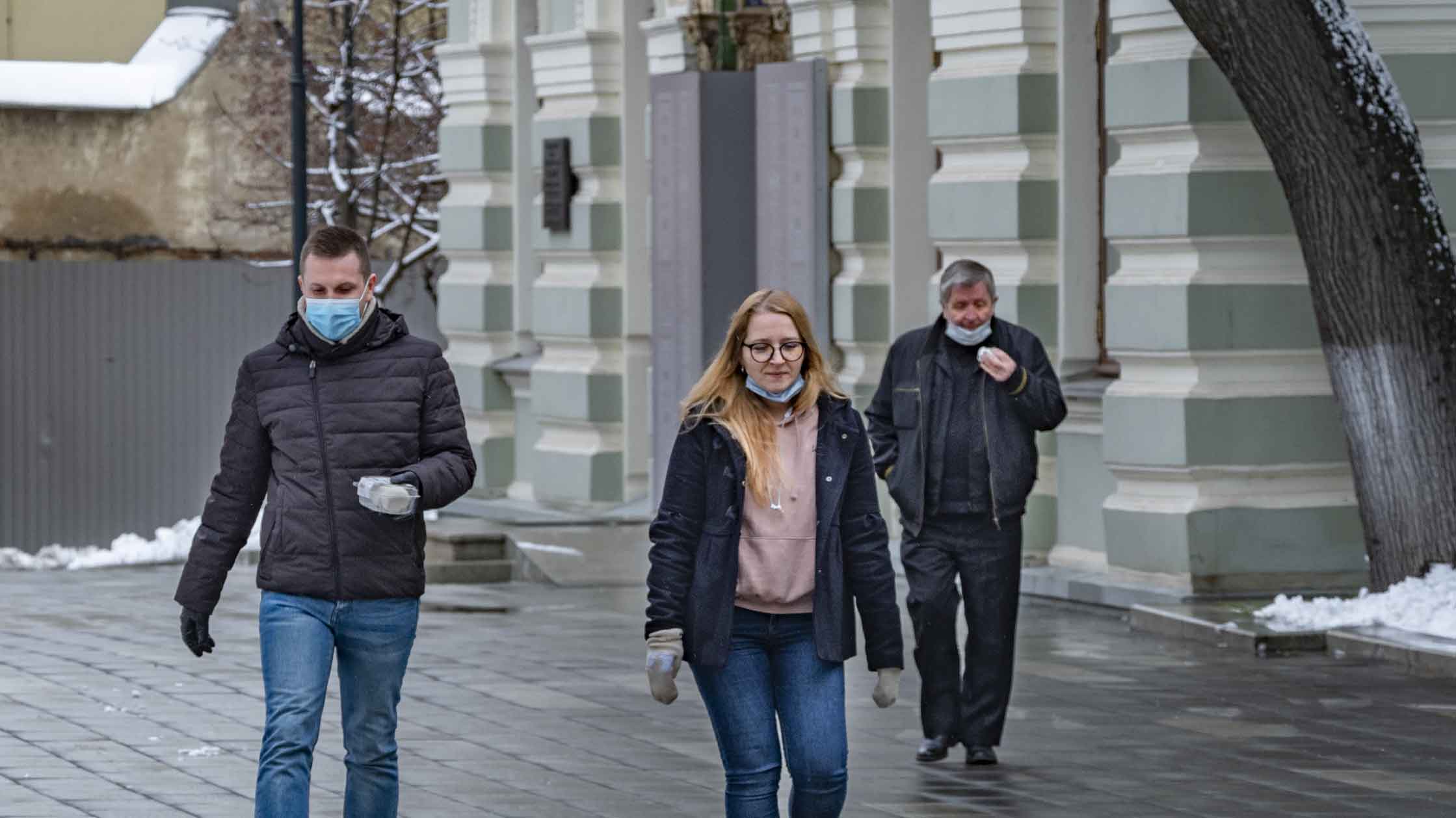 Причина в том, что граждане не соблюдают социальную дистанцию и не надевают маски и перчатки Фото: © GLOBAL LOOK press / Konstantin Kokoshkin