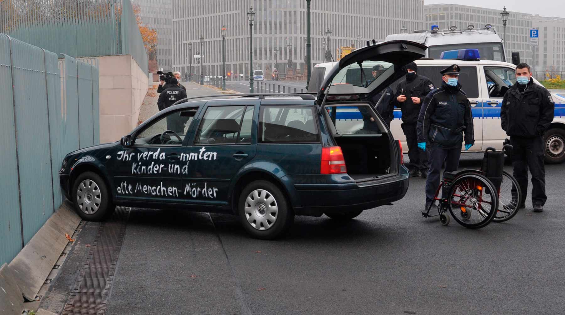 Dailystorm - «Проклятые убийцы детей и стариков»: в Берлине машина врезалась в ворота ведомства Меркель