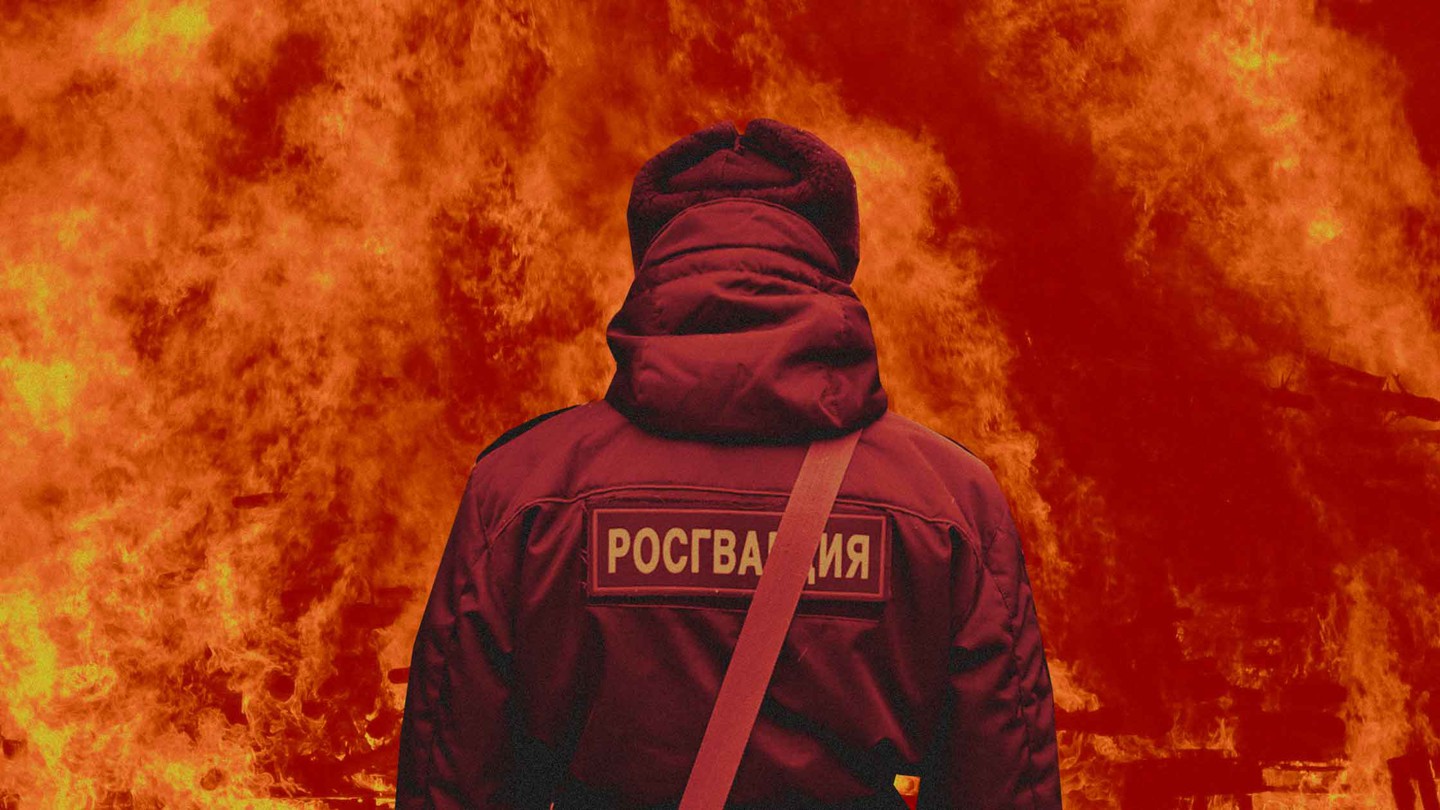 Сотрудник ведомства, будучи в отпуске, спас при пожаре в доме в Алтайском крае 11-летнюю девочку и ее трехгодовалого брата Коллаж: © Daily Storm