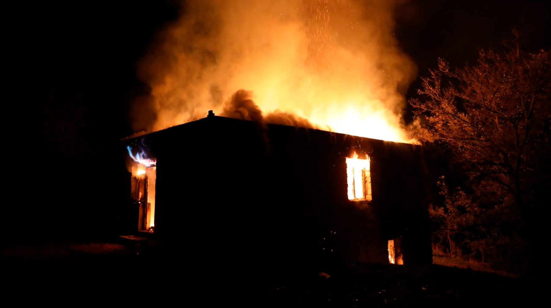 Dailystorm - Покидающие Карабах люди сжигают дома и увозят с собой даже ламинат