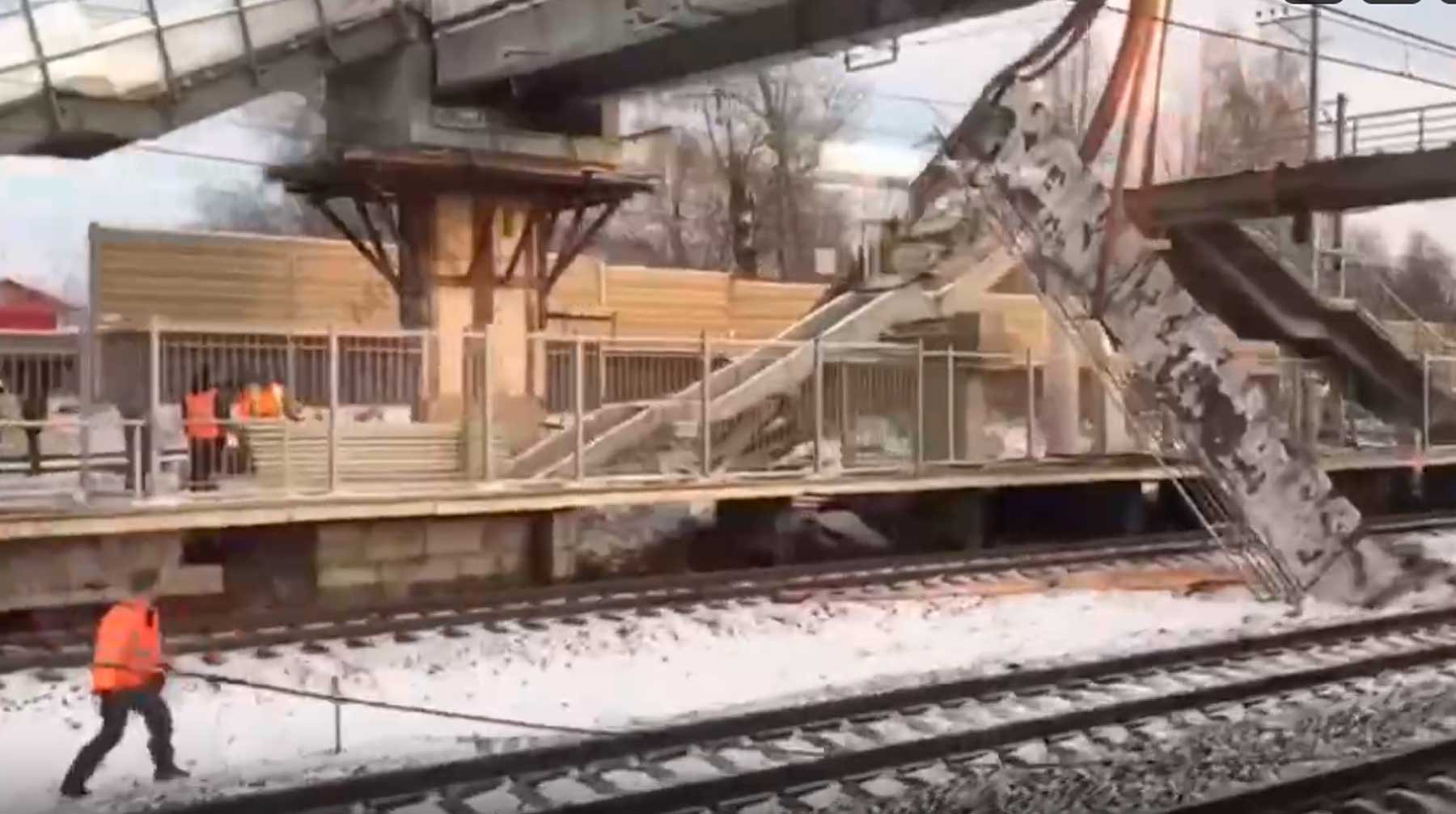 Dailystorm - Появилось видео последствий обрушения пешеходного моста в Химках