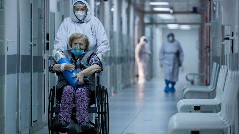 Иммунолог посоветовал, как избежать заражения COVID-19, если в семье есть больной — Daily Storm