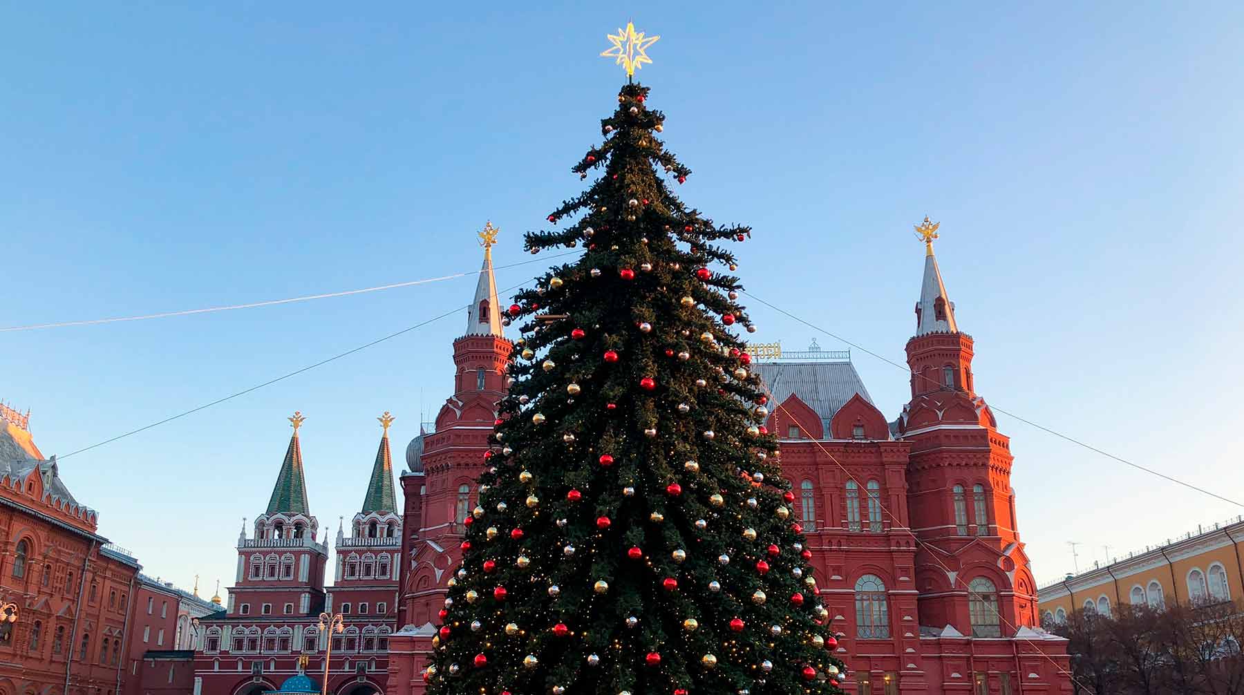 Всего в столице к Новому году будет украшено около четырех тысяч декоративных конструкций и более тысячи елей Фото: © АГН Москва