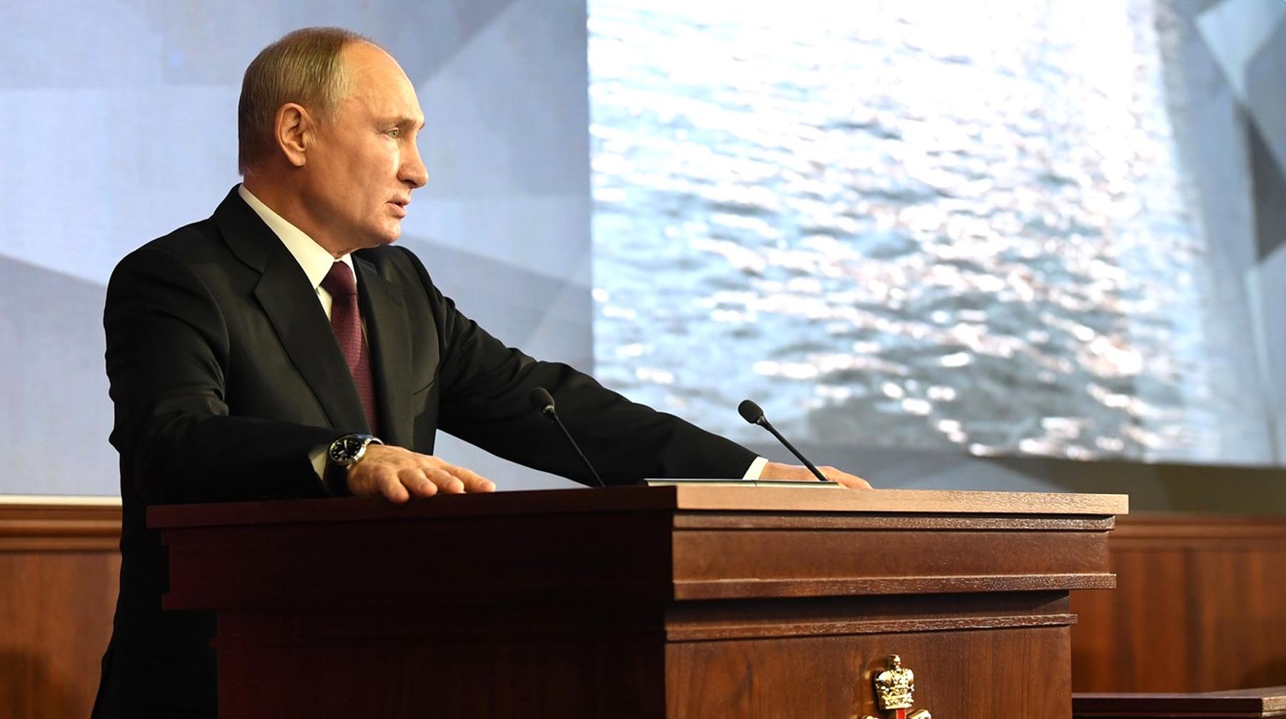 Глава государства также отметил, что нефтяная отрасль не должна страдать от политики сдерживания цен Фото: © Global Look Press / Kremlin Pool