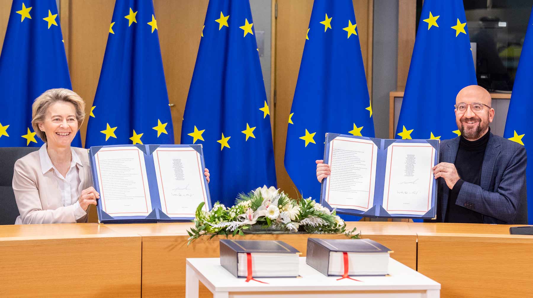 Референдум о выходе королевства из состава Евросоюза прошел в 2016 году Глава Еврокомиссии Урсула фон дер Ляйен и председатель Евросовета Шарль Мишель