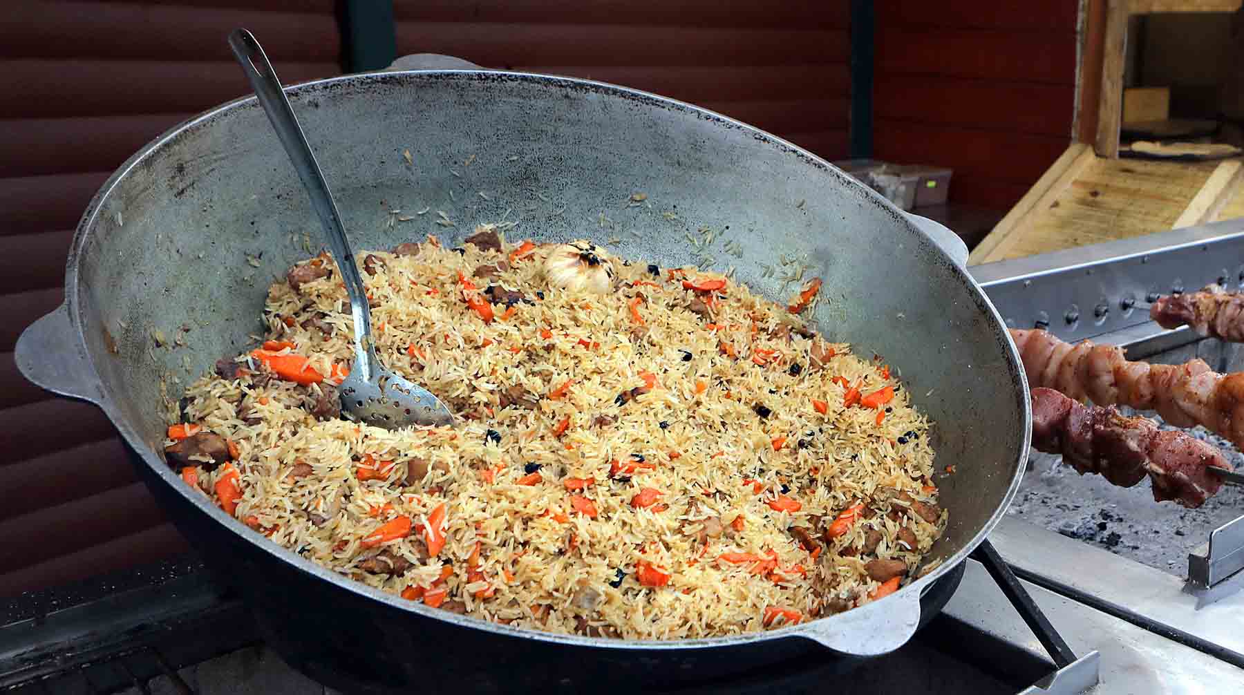 Для блюда восточной кухни потребуются говядина, курдючное сало, рис, лук с морковкой и специи Фото: © Global Look Press / Юлия Овсянникова