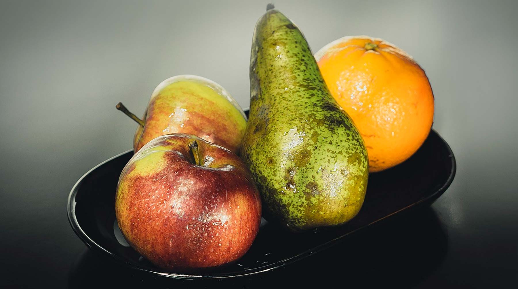 При выборе груши можно немного надавить на нее: если на кожуре осталась вмятина, то это испорченный или перезревший фрукт Фото: © pixabay.com