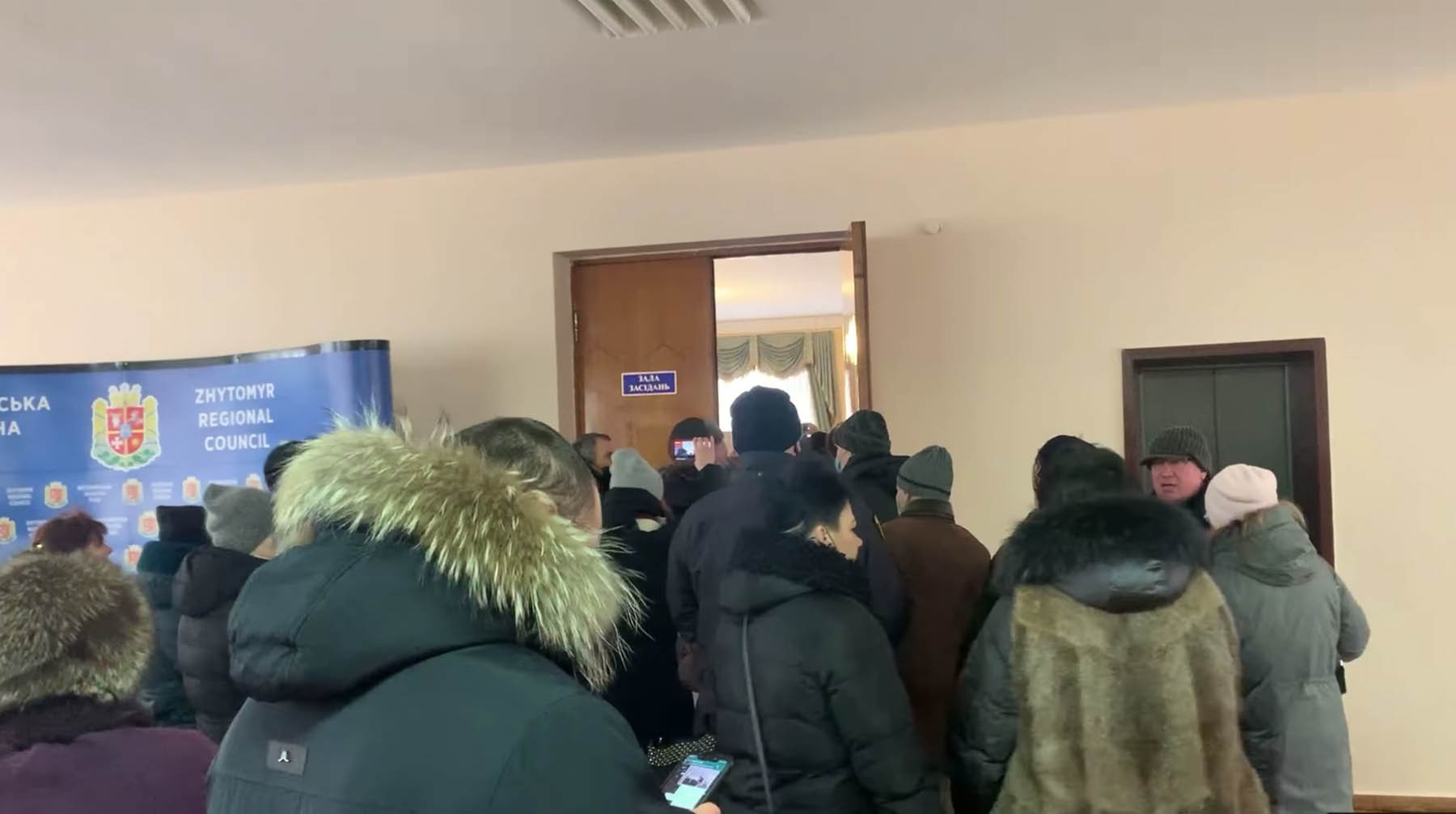 Dailystorm - Протестующие против роста тарифов на газ взяли штурмом облсовет в Житомире — видео