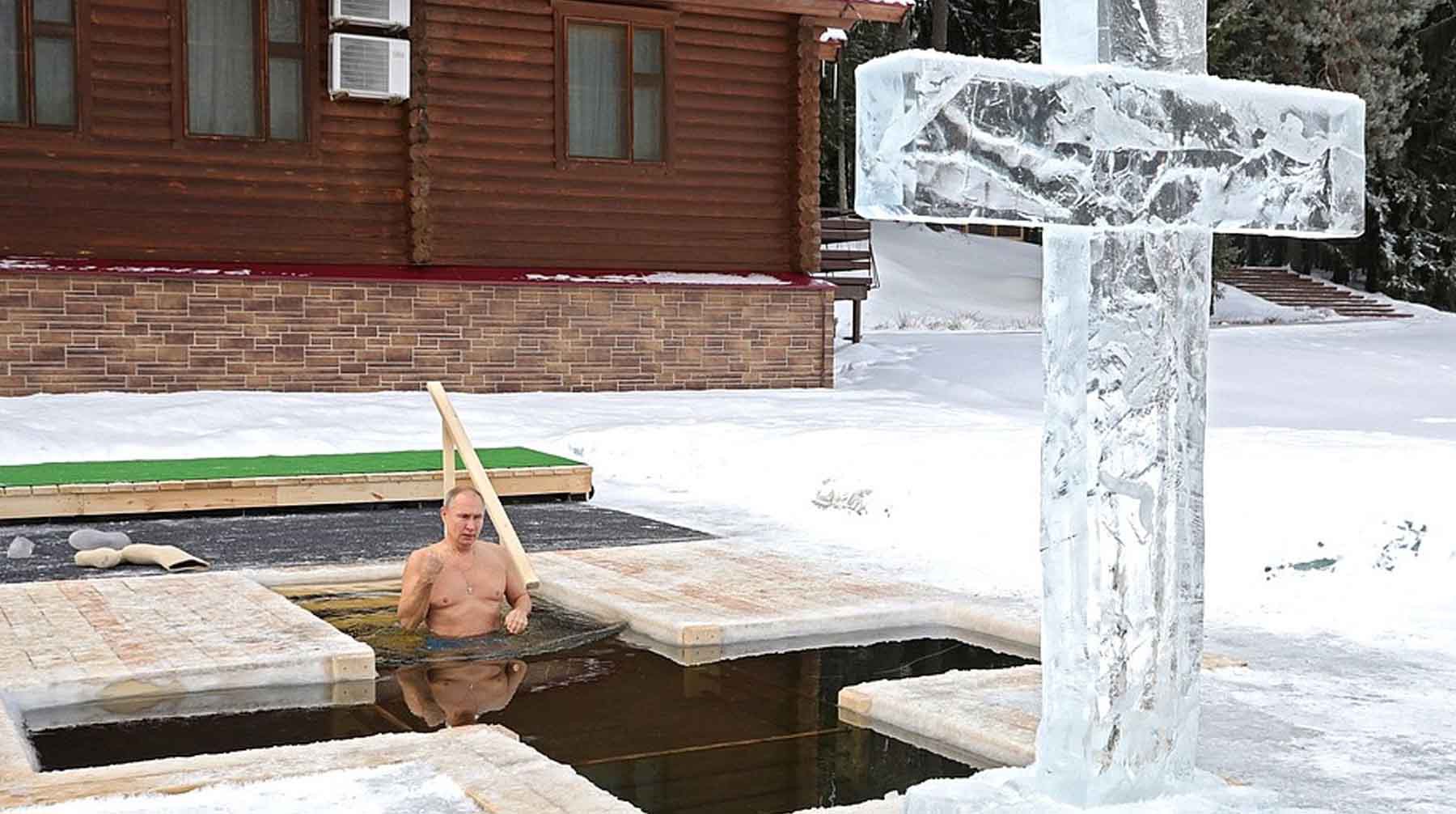 Dailystorm - «Традициям он не изменяет»: Путин поучаствовал в крещенских купаниях