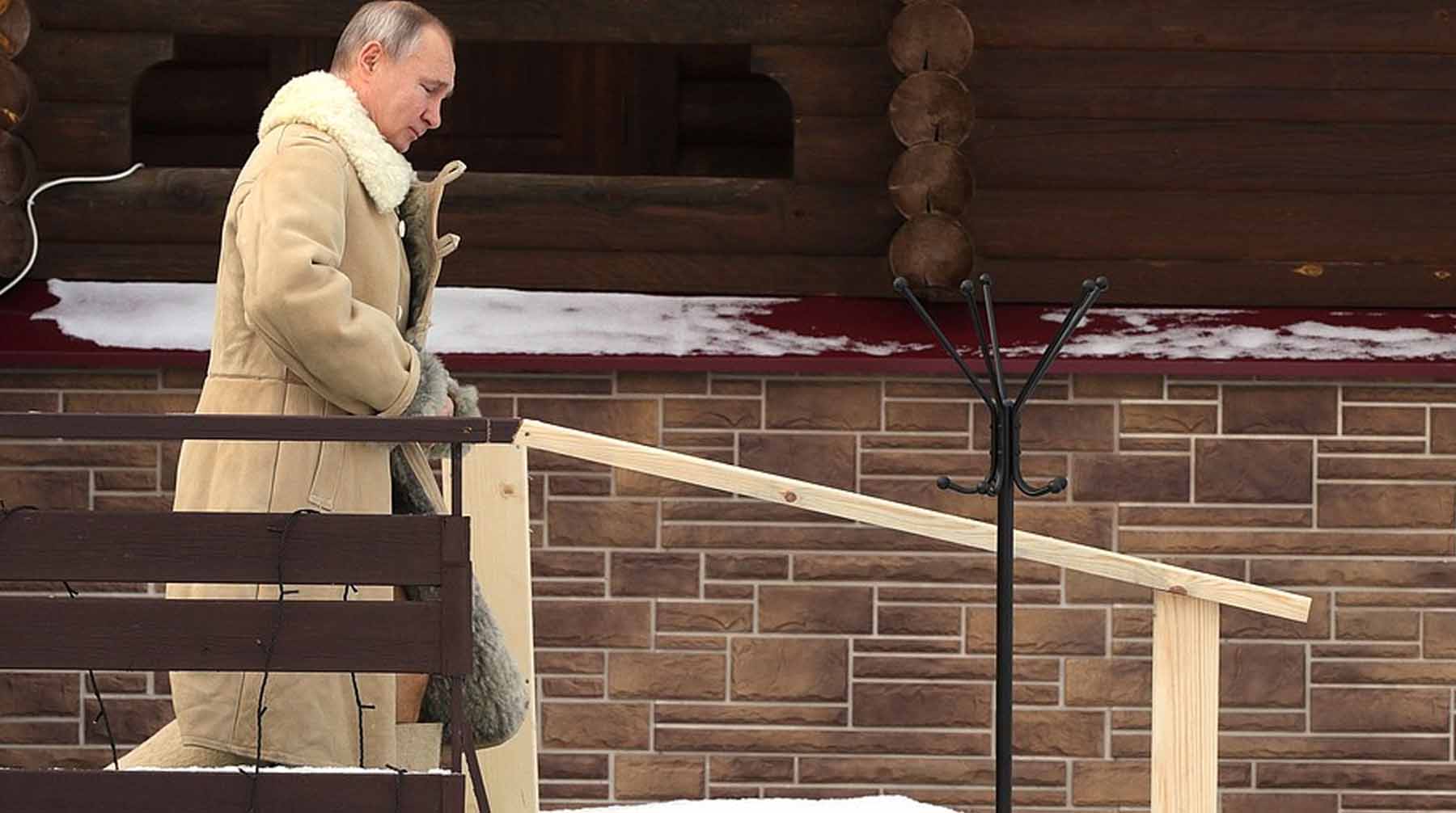 Президент по традиции трижды окунулся в иордань Фото: © kremlin.ru