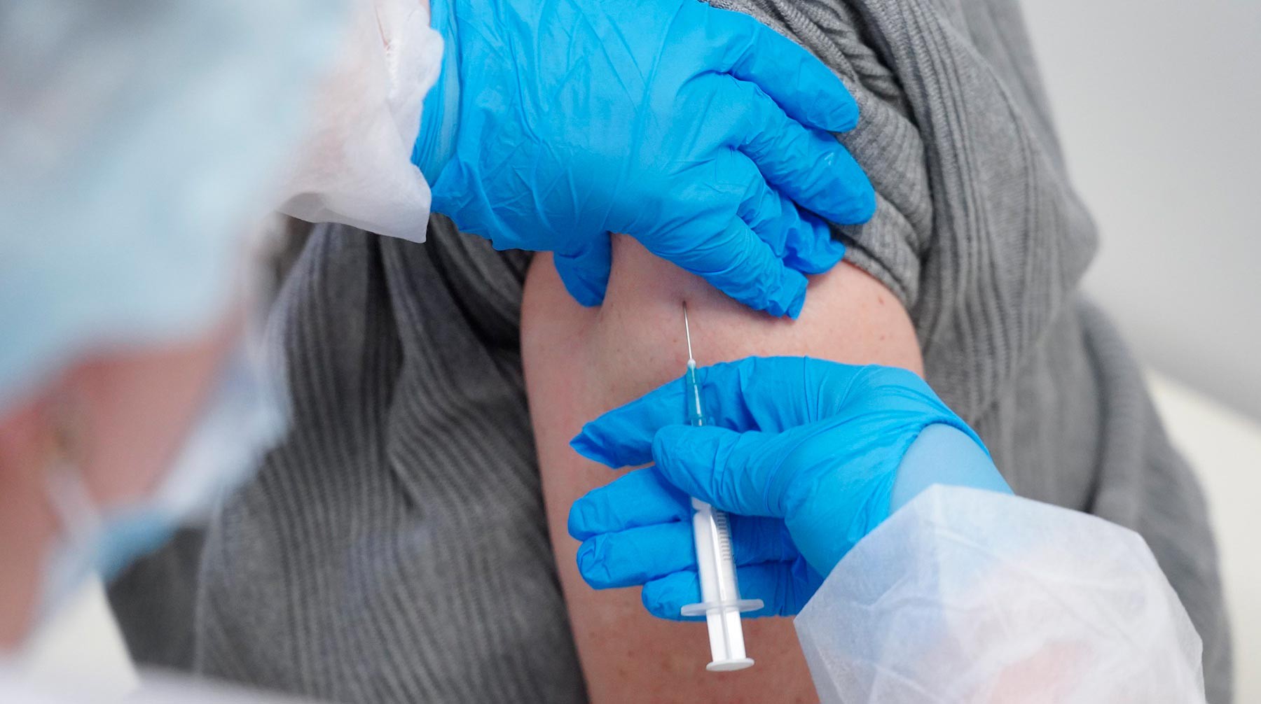 Dailystorm - Мантуров пообещал поставить 70 миллионов доз вакцины от COVID-19 в регионы к лету
