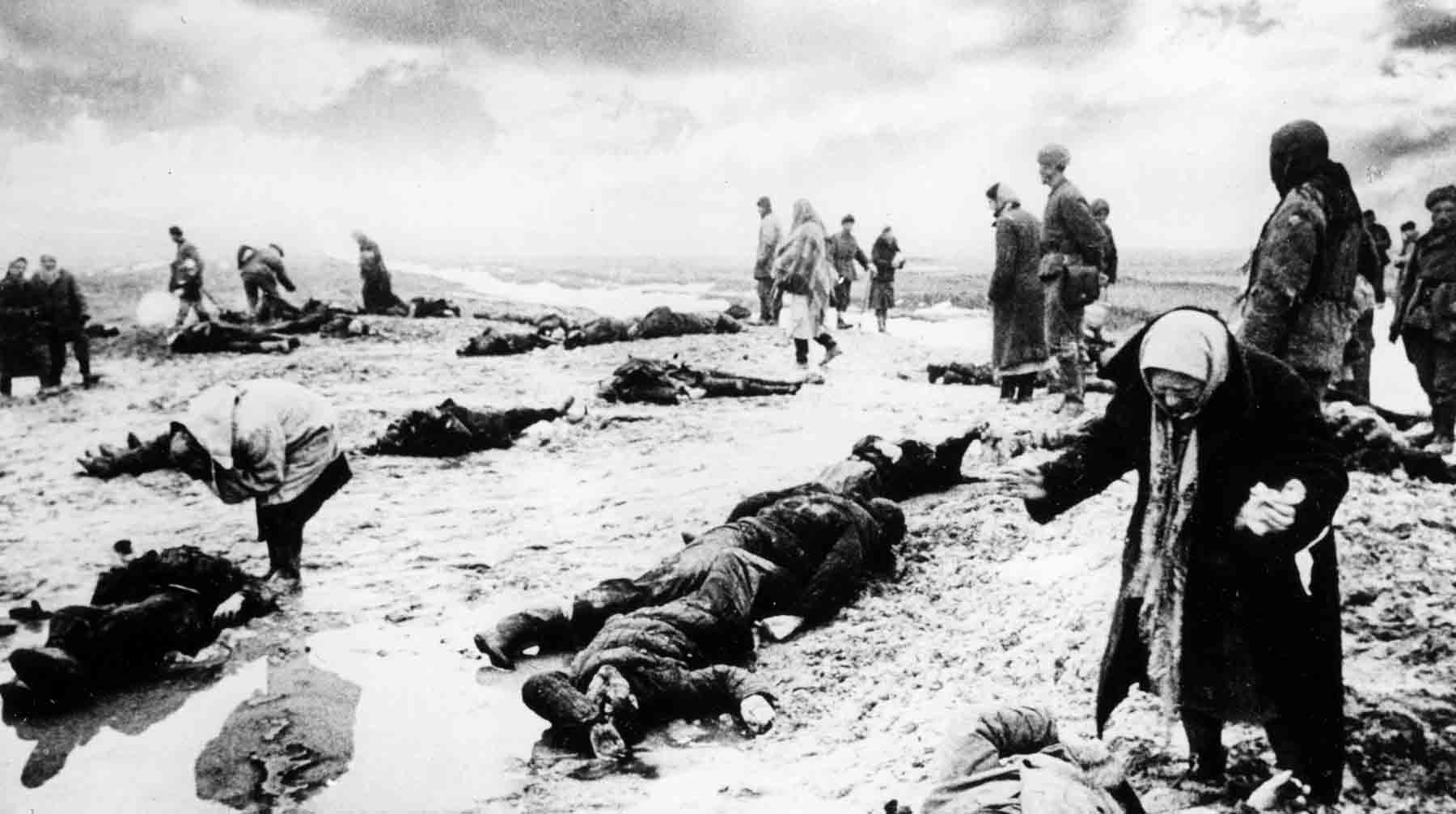 Гитлеровцы вывезли нетрудоспособных граждан к противотанковому рву и расстреляли более 2,5 тысяч людей Фото: © Global Look Press