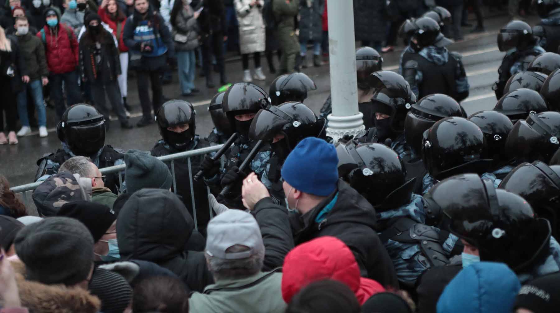 Почему террористы выбрали пикник. Митинг в Москве драка с ОМОНОМ.