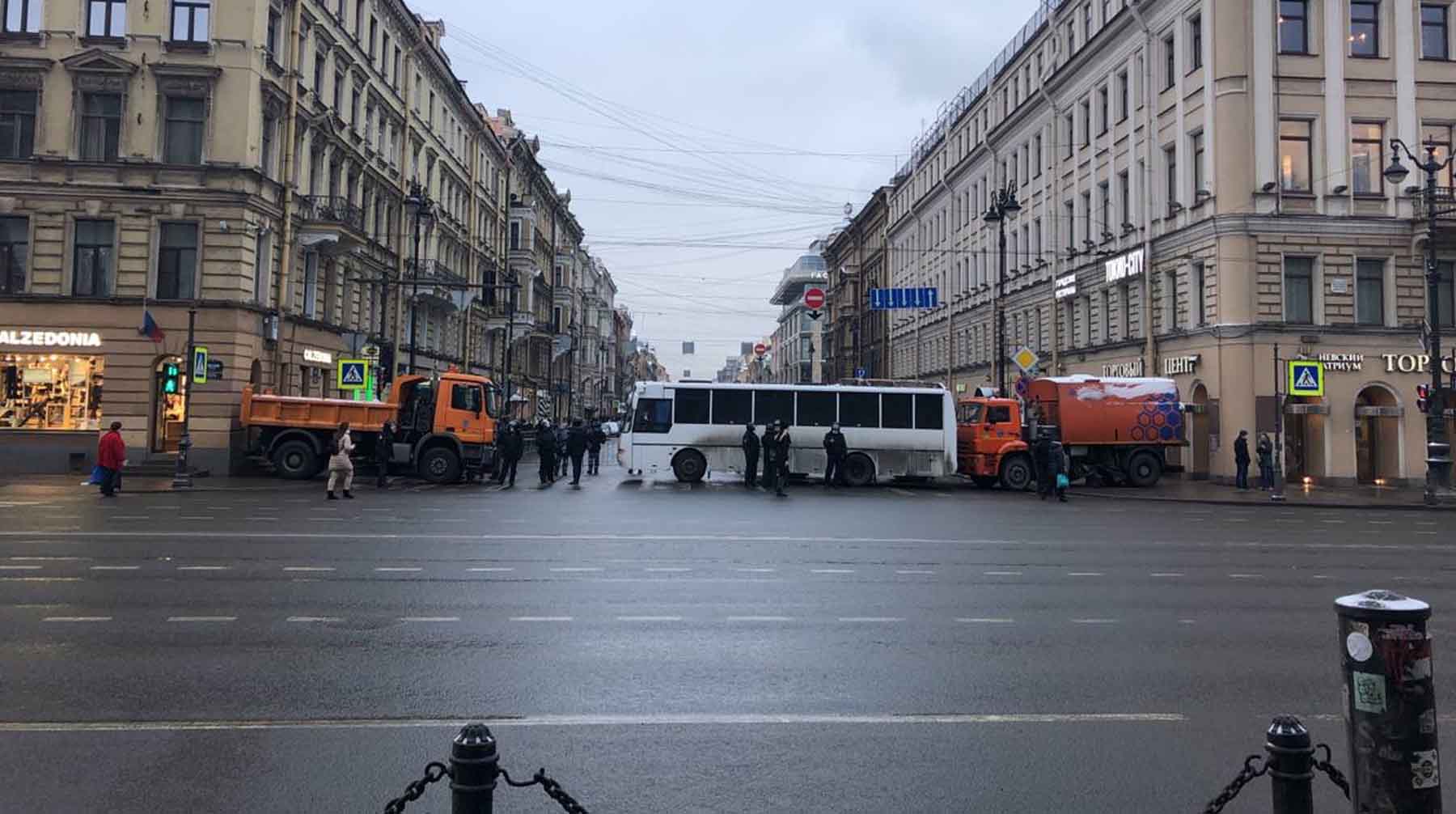 Кошки-мышки с ОМОНом, «забетонированный» Невский, больше тысячи задержанных