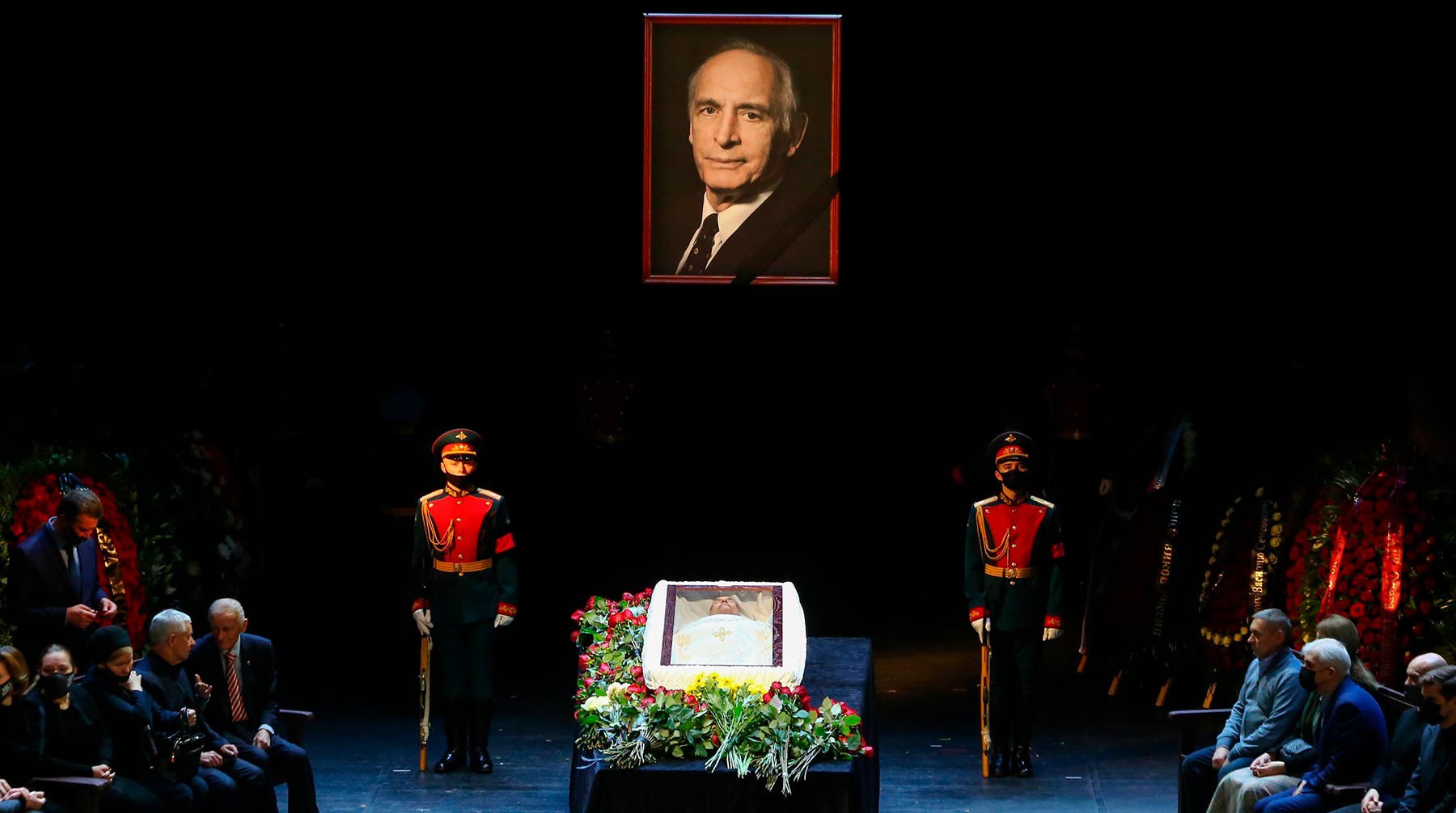 Dailystorm - Закрытый гроб и венки от Путина: в Москве простились с Лановым