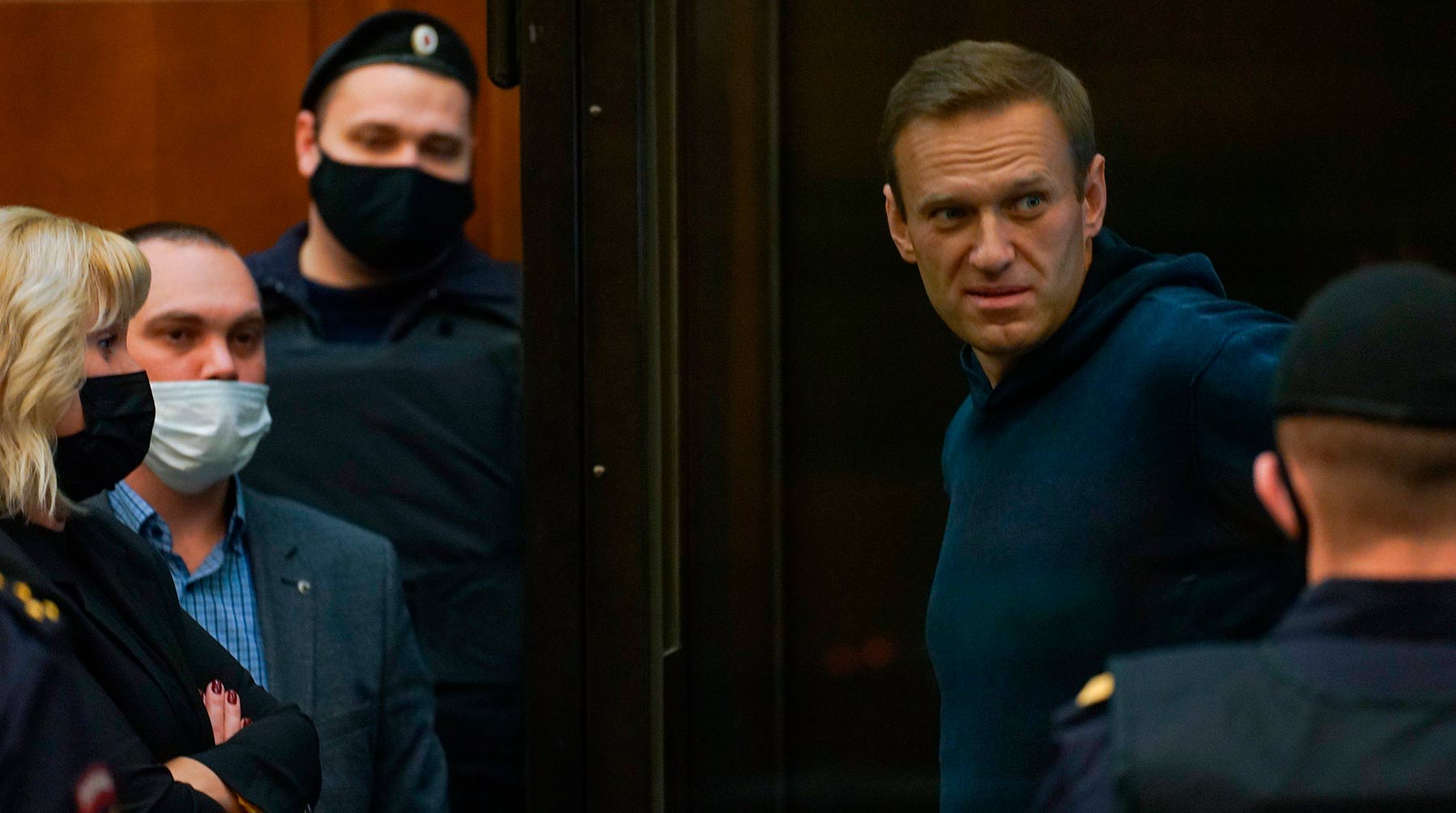 Адвокат политика поинтересовался у представителя ведомства, почему до объявления в розыск его подзащитного с ним не связались Алексей Навальный на заседании Московского городского суда