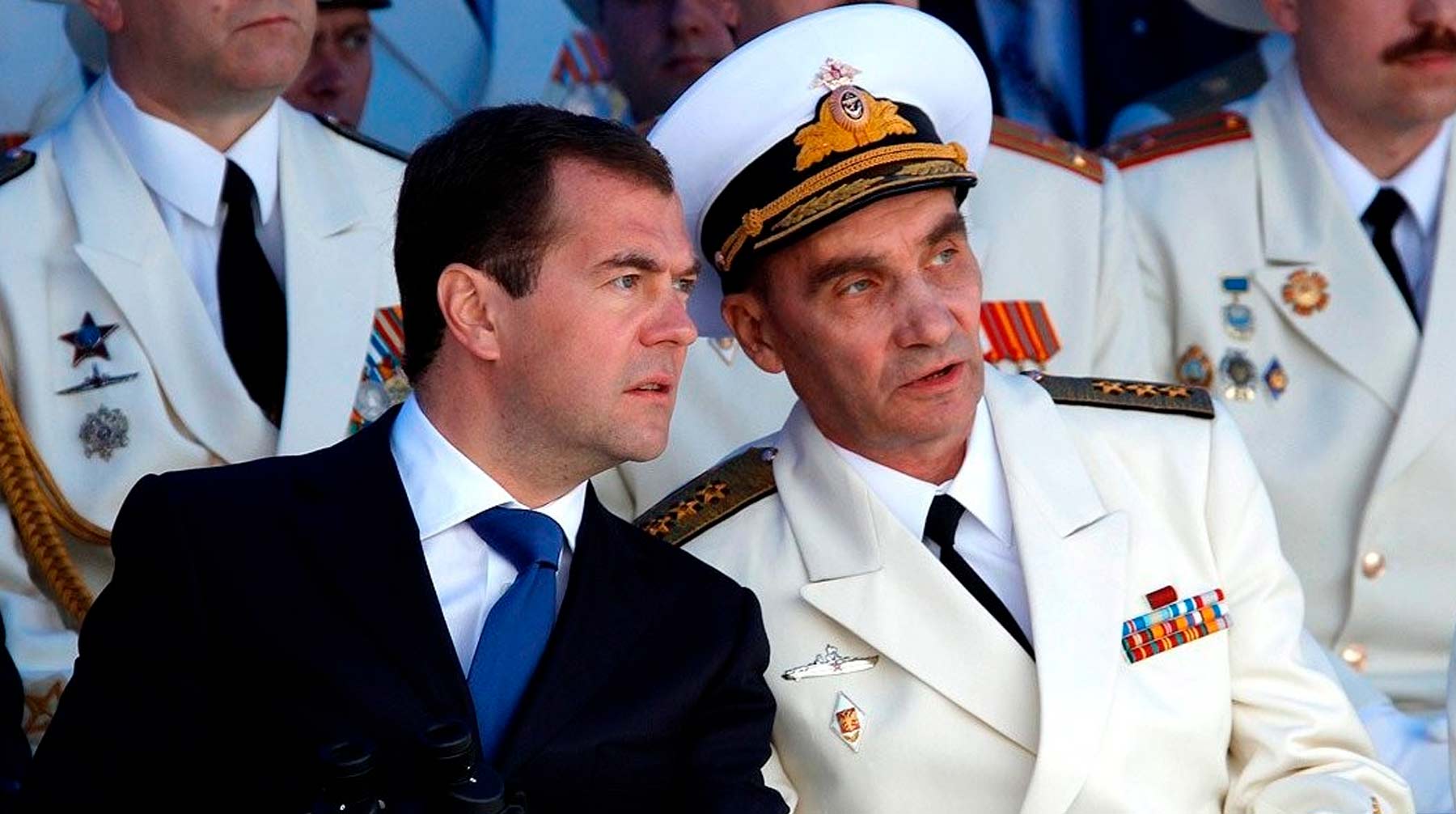 Владимир Высоцкий скончался в ночь на пятницу в возрасте 66 лет Главнокомандующий Военно-Морского Флота РФ адмирал Владимир Высоцкий с президентом Дмитрием Медведевым, 2011 год.