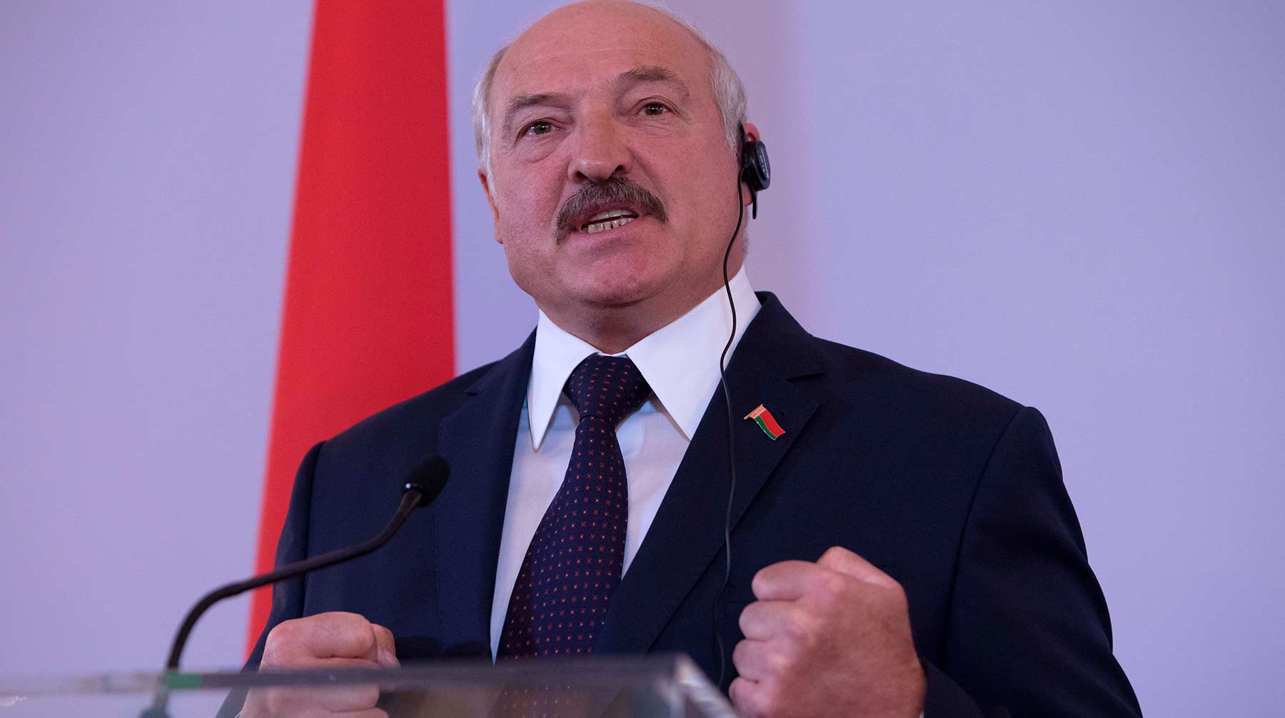 Президент Белоруссии признался, что гордится сотрудниками, отказывающимися брать деньги на дороге Фото: © Global Look Press / Alex Halada