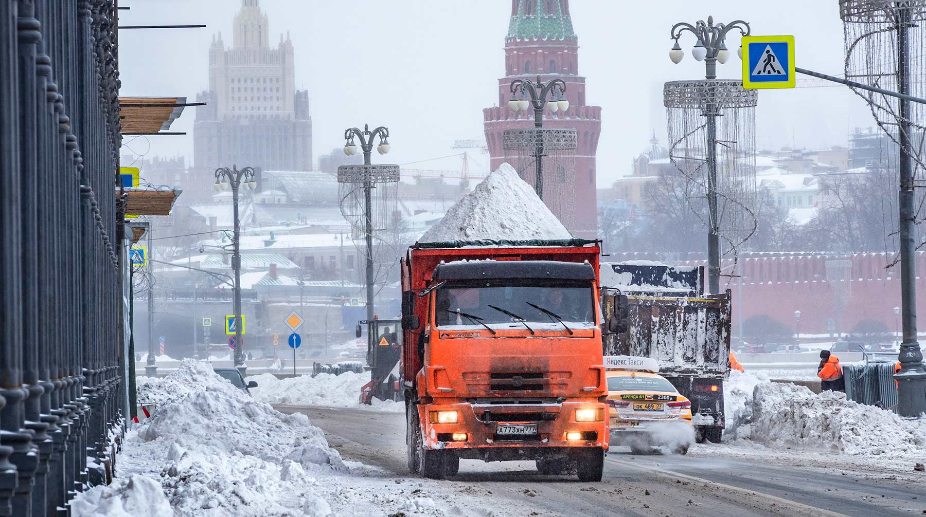 Dailystorm - В мэрии сообщили, что Москву круглосуточно чистят от снега около 80 тысяч работников