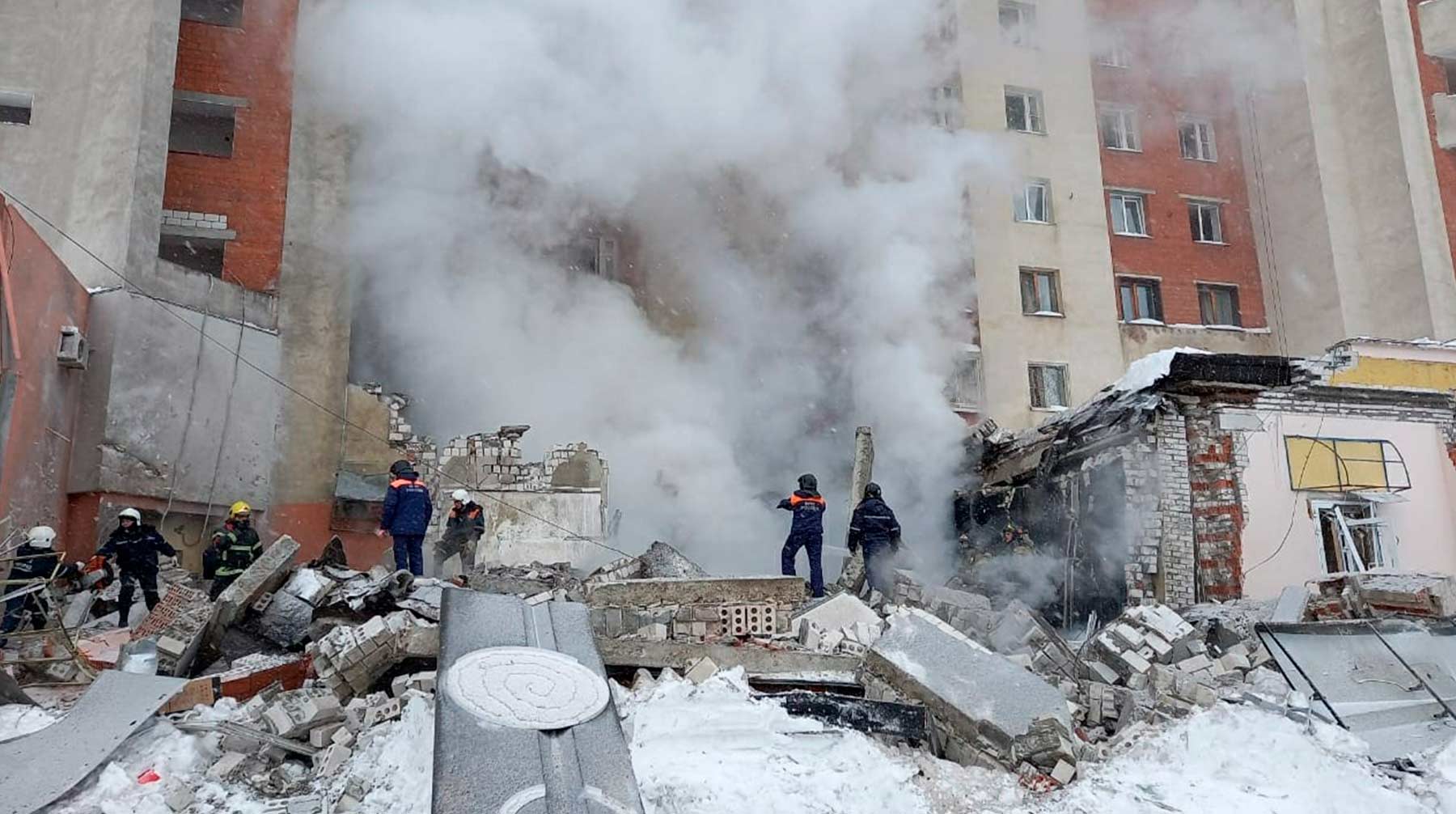 По предварительной версии, взорвался бытовой газ на цокольном этаже девятиэтажного дома Фото: © Global Look Press /  МЧС РФ