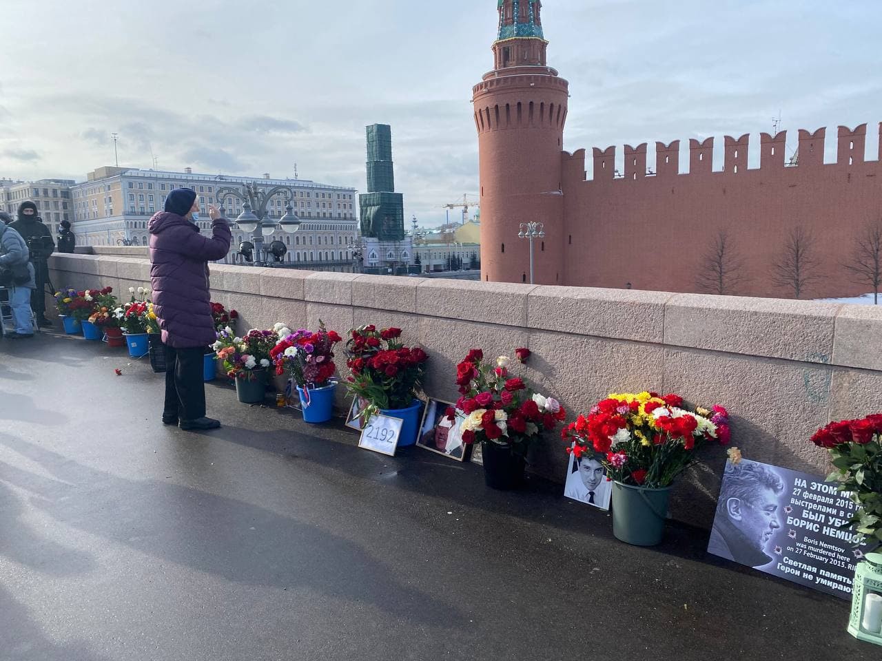 Dailystorm - В Москве активисты помолились на месте убийства Немцова