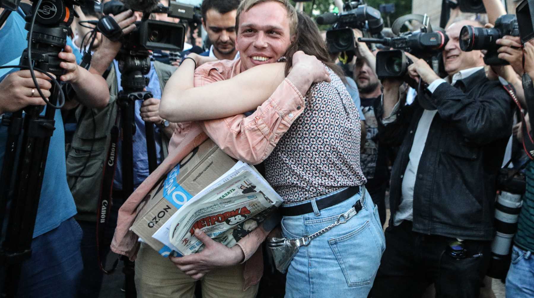 Журналиста задерживали по делу о сбыте наркотиков, позднее выяснилось, что полицейские подбросили ему запрещенные вещества Фото: © Global Look Press / City News Moskva