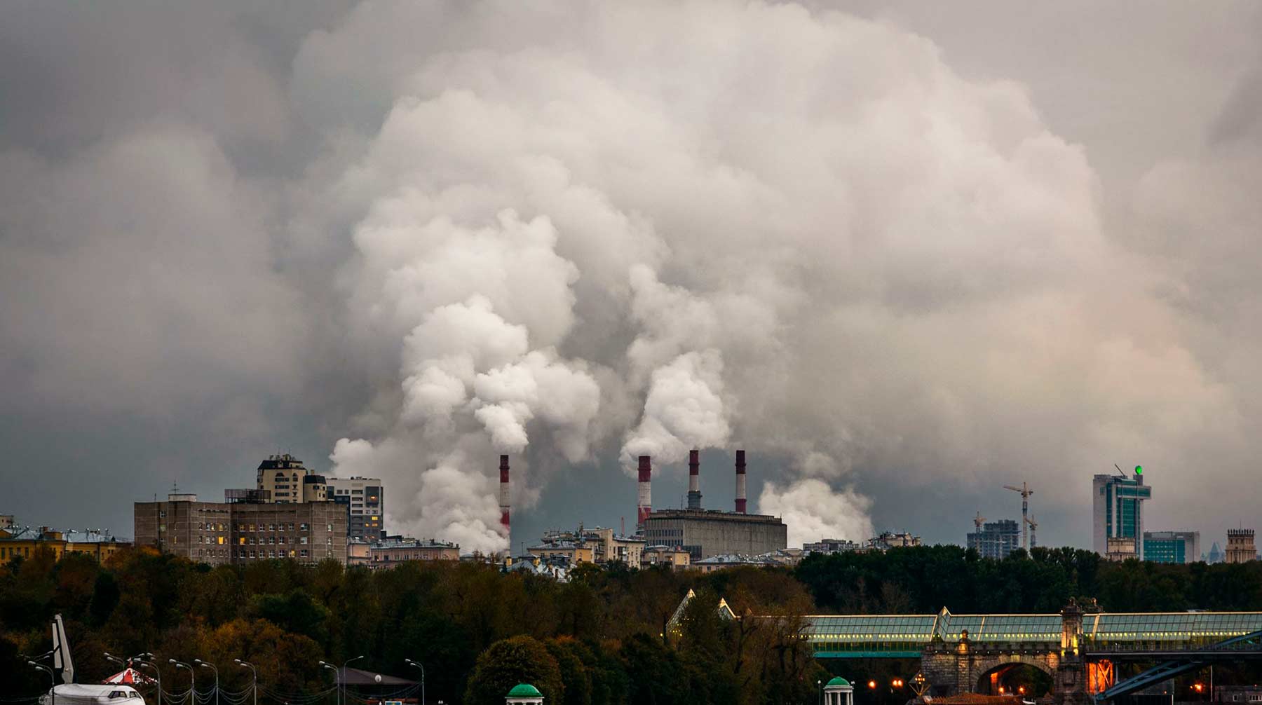 Власти попросили промышленные компании публиковать данные о выбросах вредных веществ Фото: © Global Look Press / Сергей Смирнов