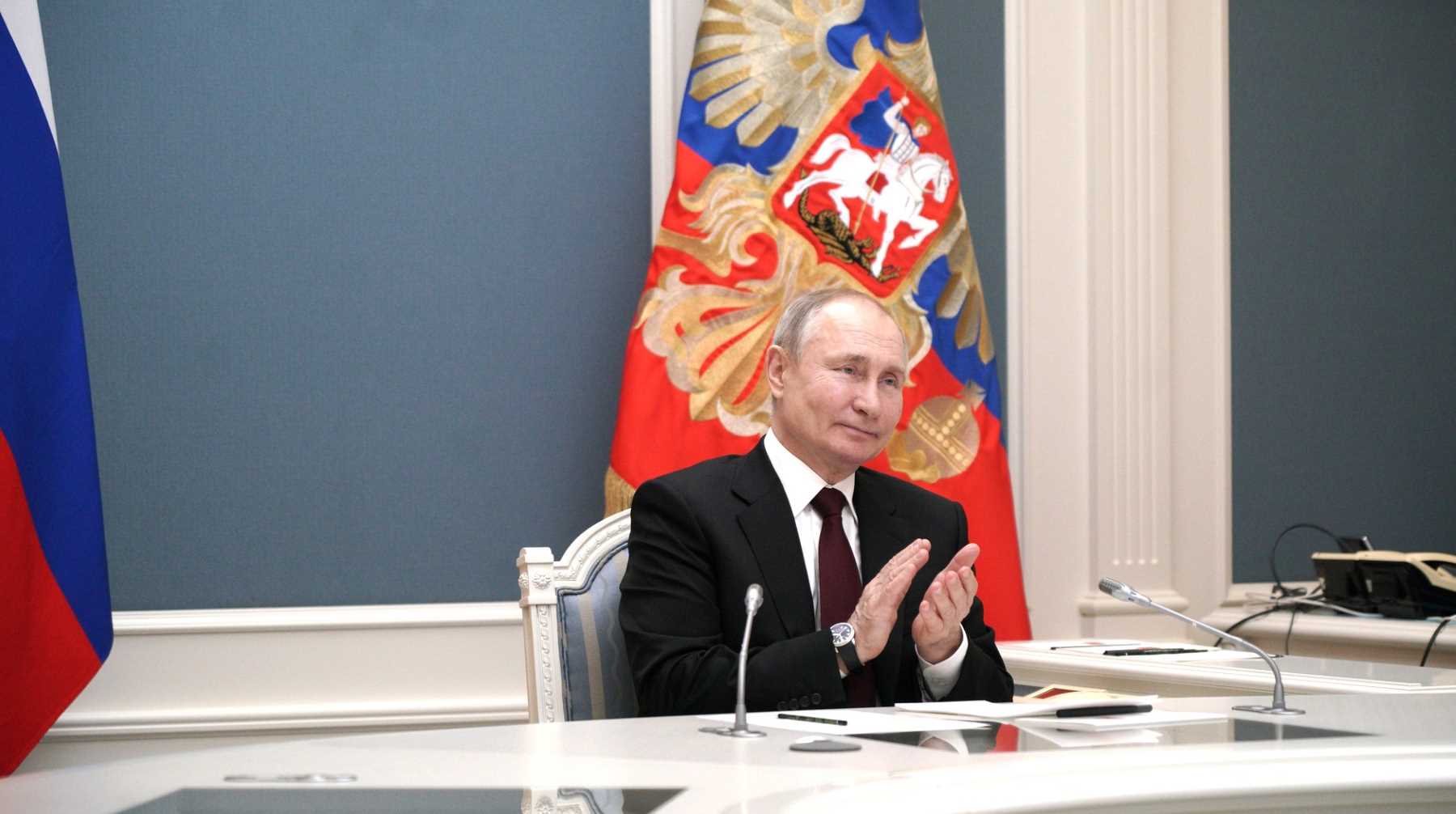 Падать в манеже было не больно, признался президент России Фото: © Global Look Press / Kremlin Pool