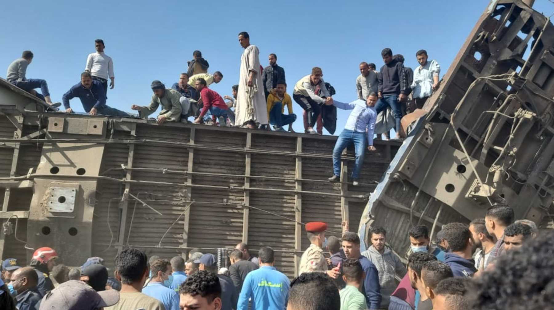 Около 66 человек пострадали, на месте работают спасатели Фото: © Global Look Press / Mahmoud Maqboul
