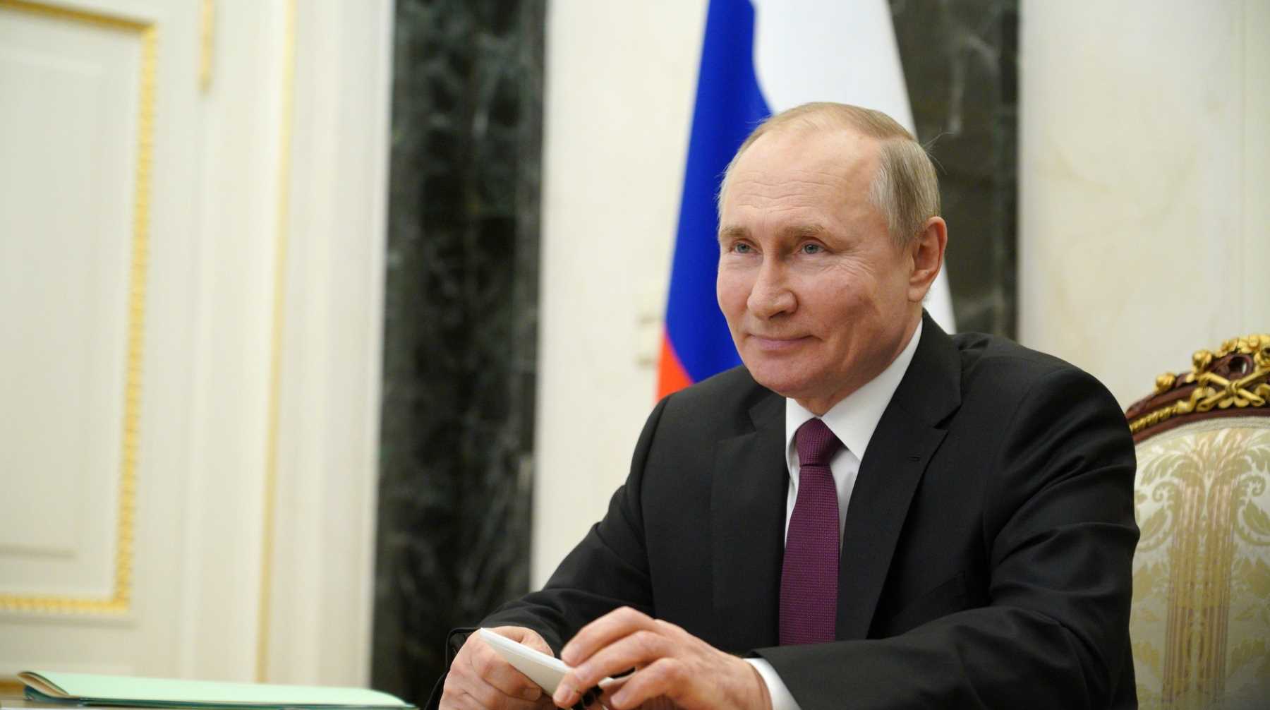 Глава государства также одобрил документ о «гаражной амнистии», который начнет действовать с 1 сентября Фото: © Global Look Press / Kremlin Pool