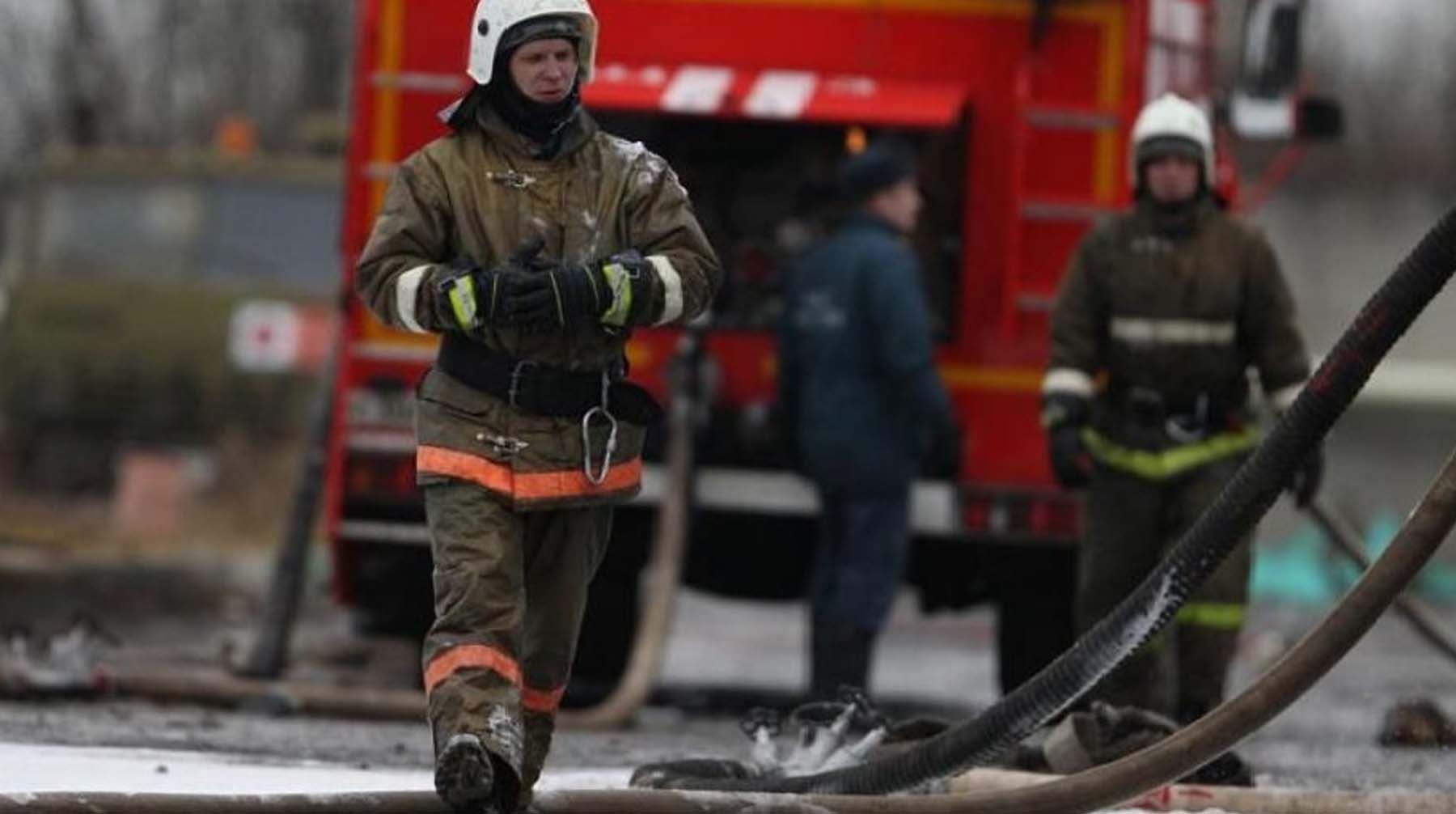 Два ребенка и двое взрослых смогли спастись при пожаре и были госпитализированы с ожогами Фото: © Global Look Press / МЧС России