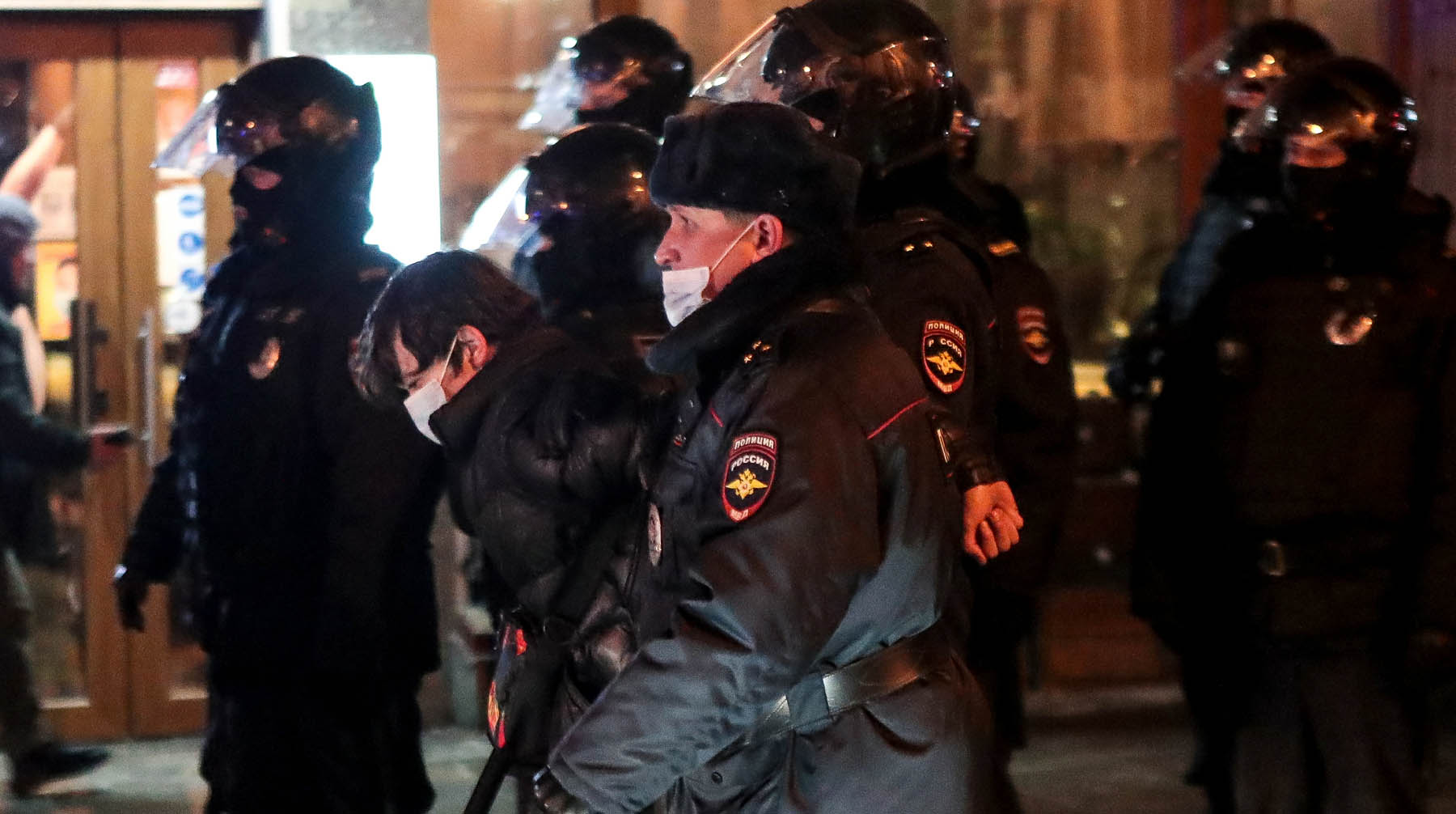 По данным МВД, в Северной столице на улицы вышли 4,5 тысячи человек, в Москве — около шести Фото: © Global Look Press / Дмитрий Голубович