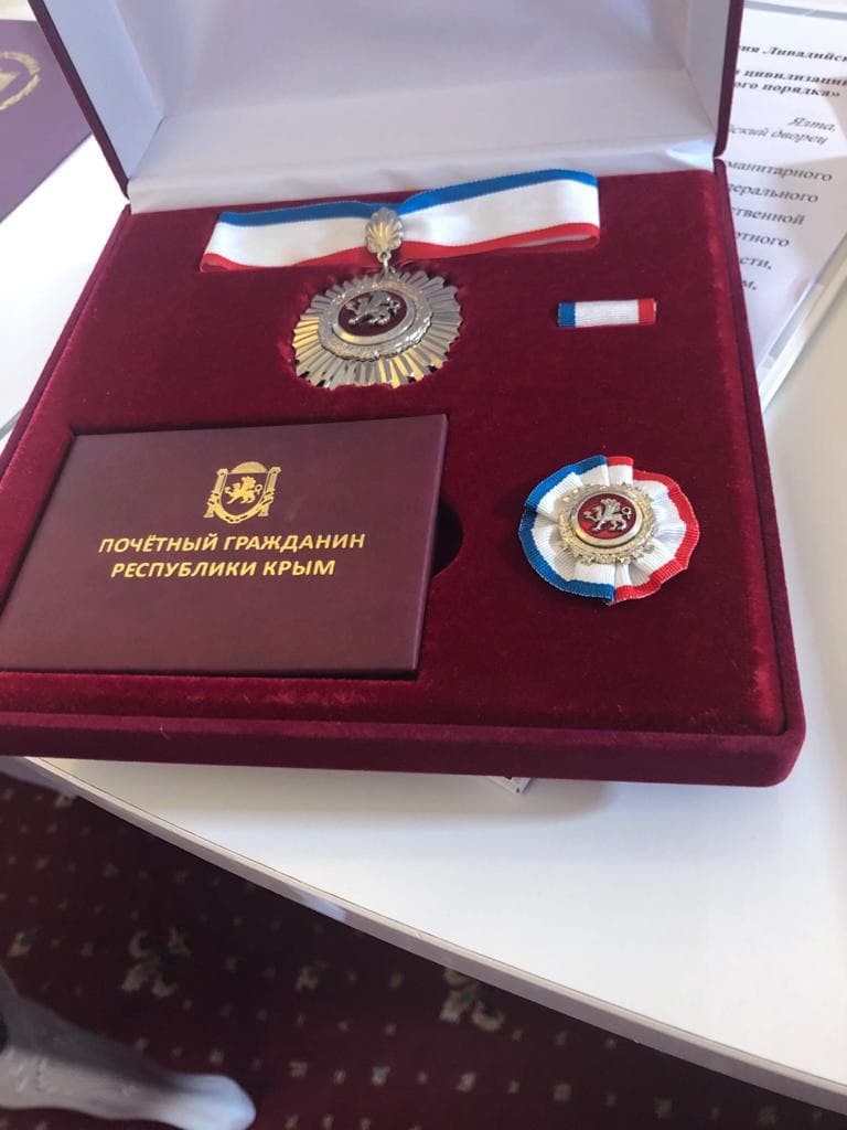 Удостоверение и наградной знак почетного гражданина Крыма