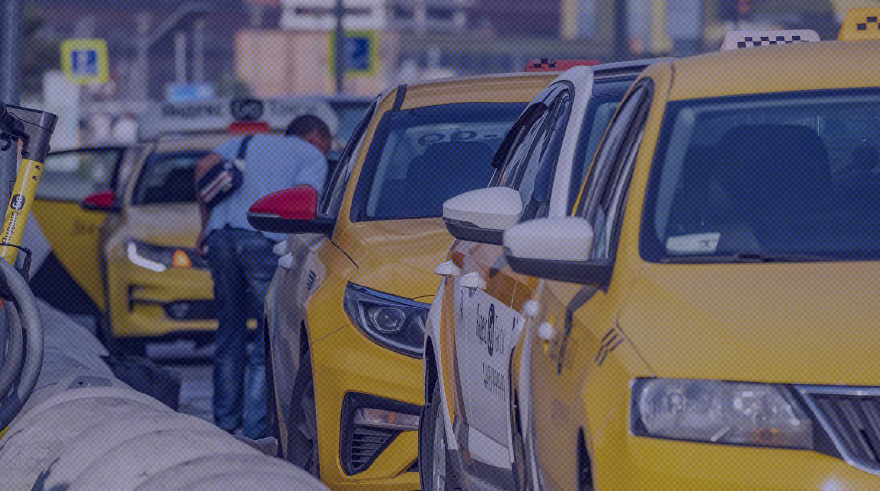 Использование сервиса приведет к дополнительным тратам и уменьшит число такси, опасаются в профсоюзе Фото: Global Look Press / Константин Кокошкин