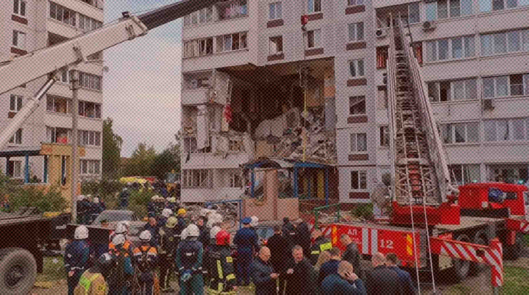 Пострадали еще несколько человек Сотрудники МЧС РФ у многоквартирного жилого дома в Ногинске, где произошел взрыв бытового газа.