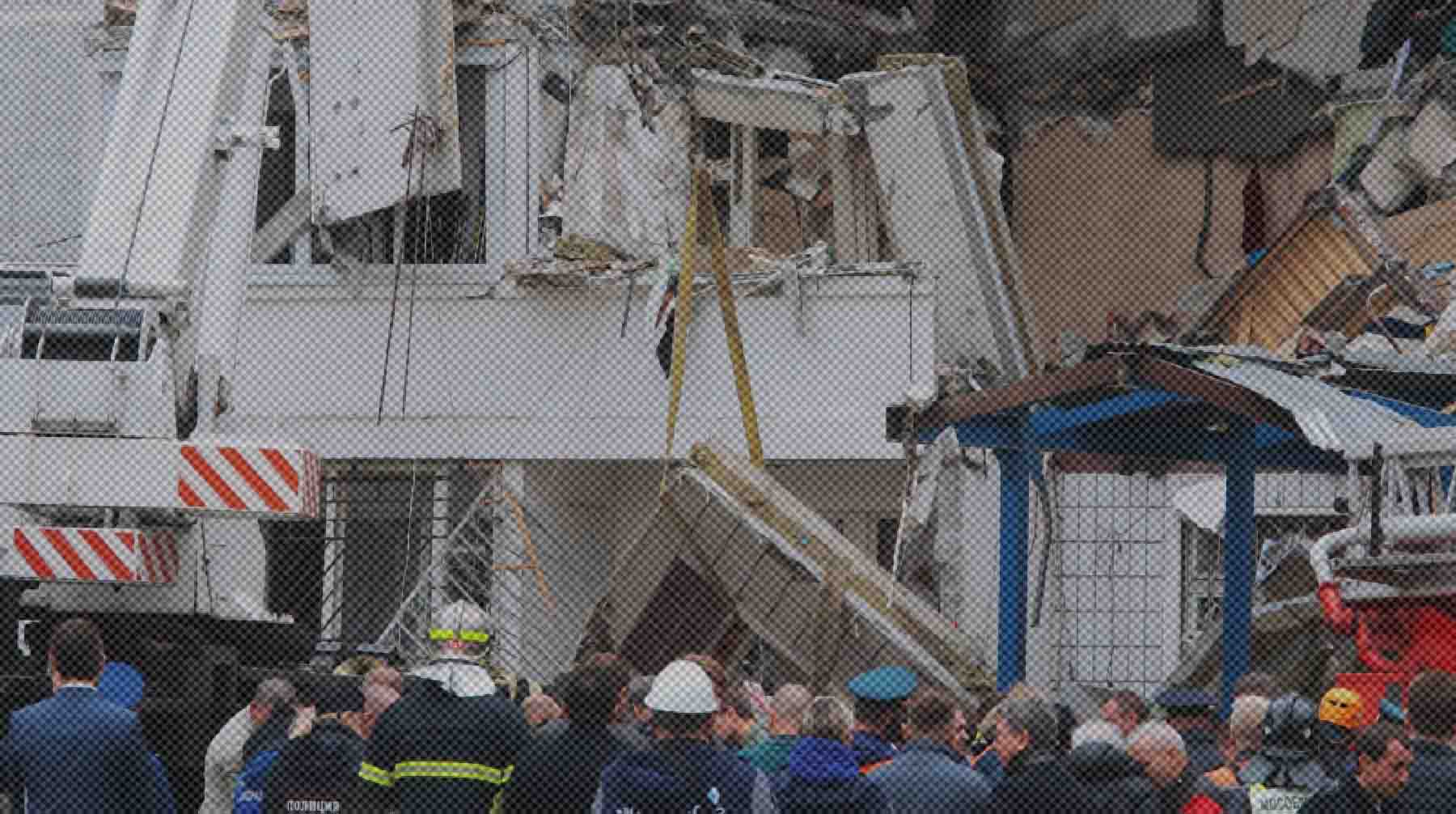 По предварительным данным, всего пострадали восемь человек Сотрудники МЧС РФ у многоквартирного жилого дома в Ногинске, где произошел взрыв бытового газа.