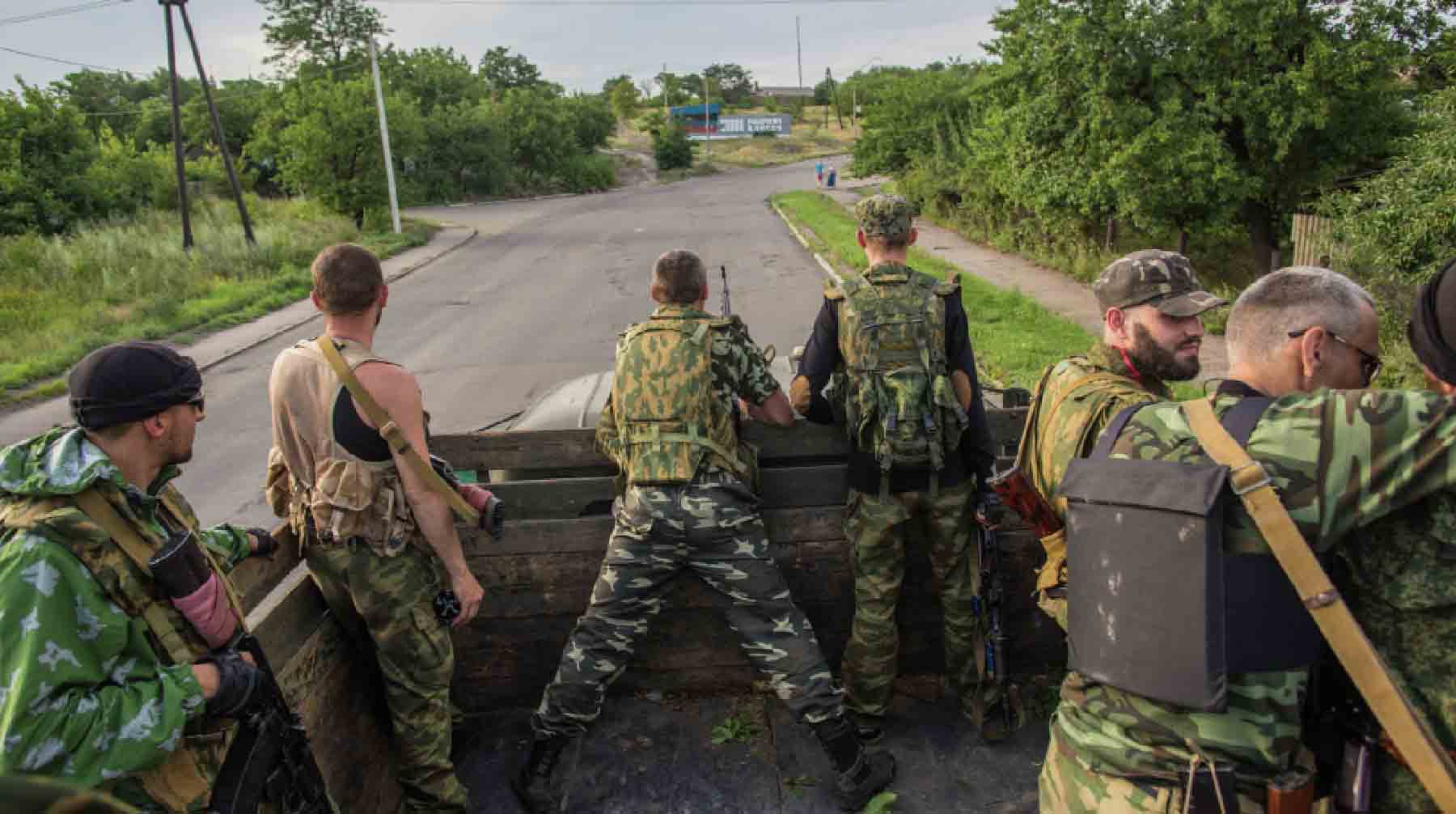 Бойцы ополчения Донбасса в городе Снежное, где происходят боестолкновения с украинской армией.