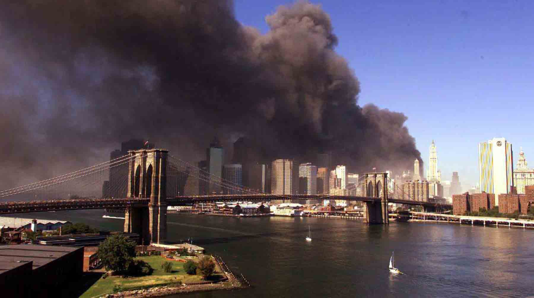 Дым от рухнувшего Всемирного торгового центра.