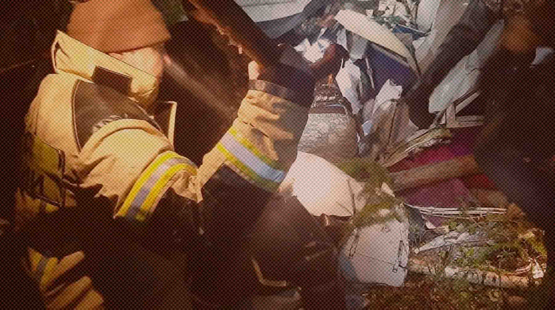 Сам самолет полностью разрушен Спасатели на месте аварийной посадки пассажирского самолета L-410
