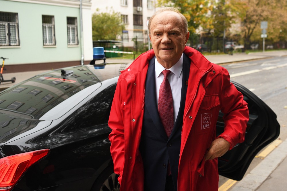 Председатель ЦК КПРФ Геннадий Зюганов приехал на избирательный участок в Москве на выборы депутатов Госдумы.