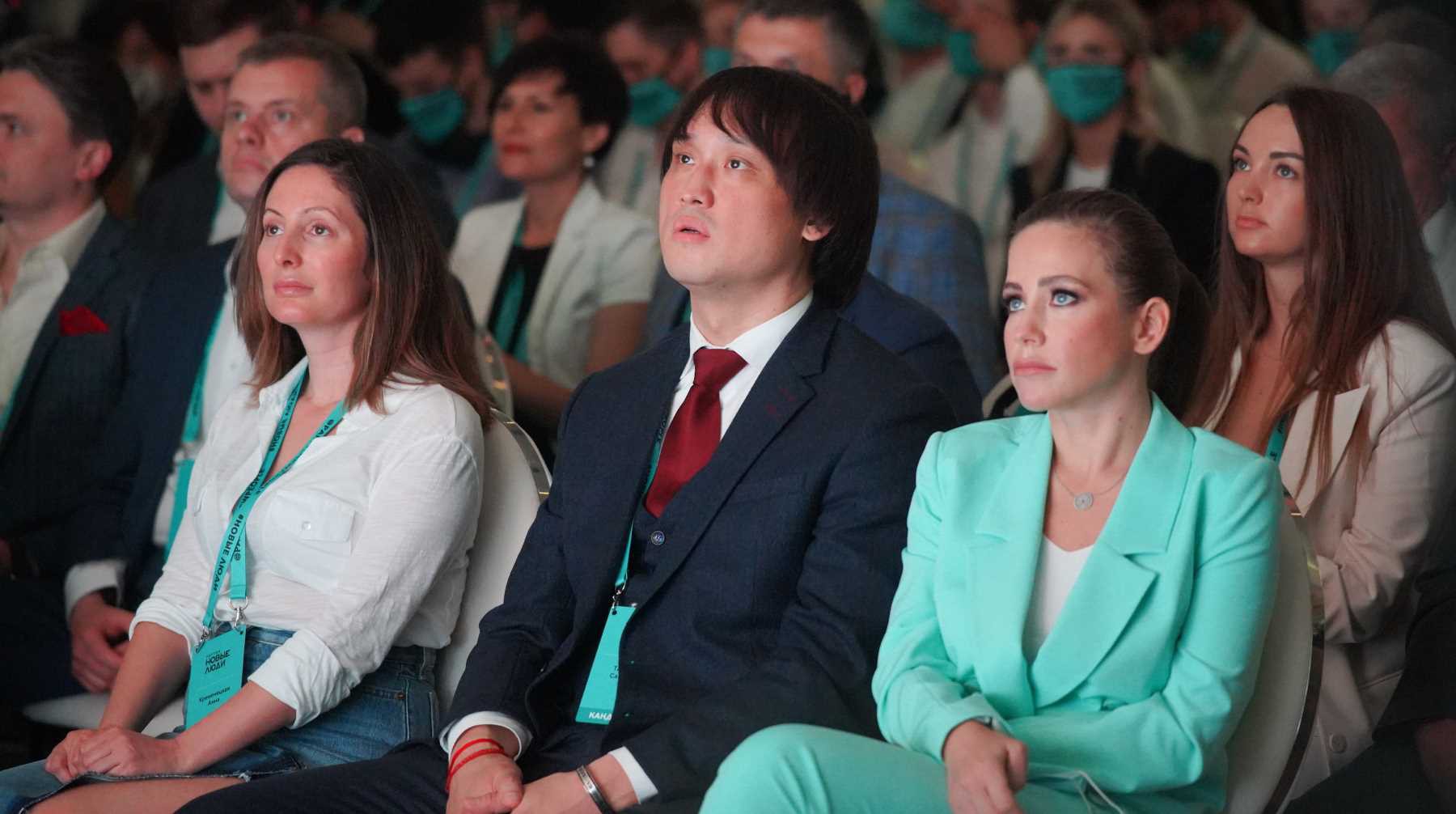 Сангаджи Тарбаев и телеведущая Юлия Барановская (слева направо) во время съезда партии «Новые люди»