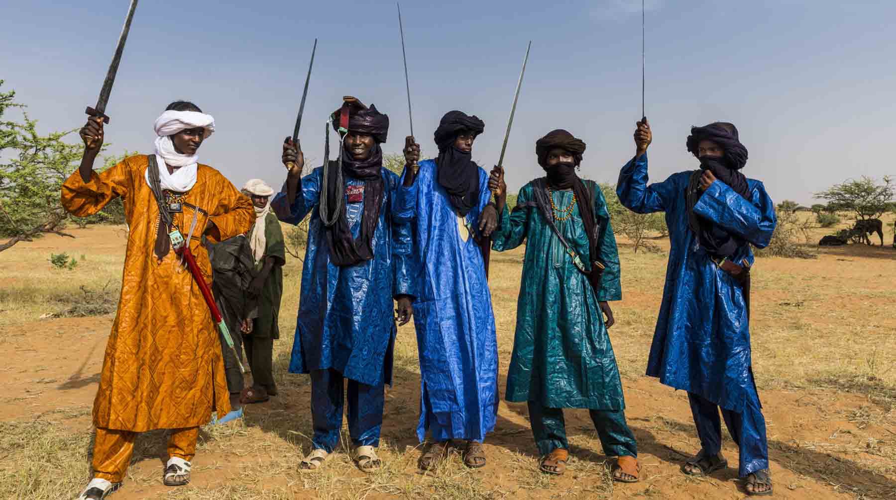 Туареги на фестивале Геревол, соревнование по ритуалу ухаживания.