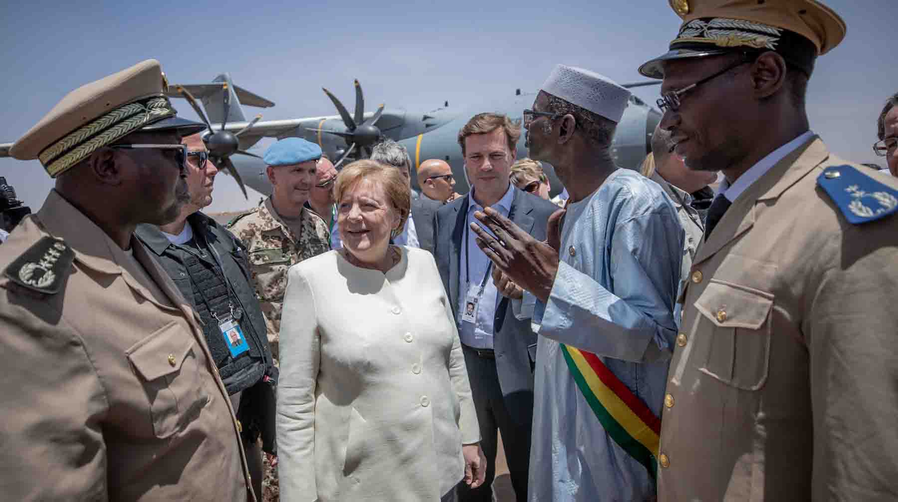 Канцлера Ангелу Меркель приветствуют в аэропорту во время визита в Мали