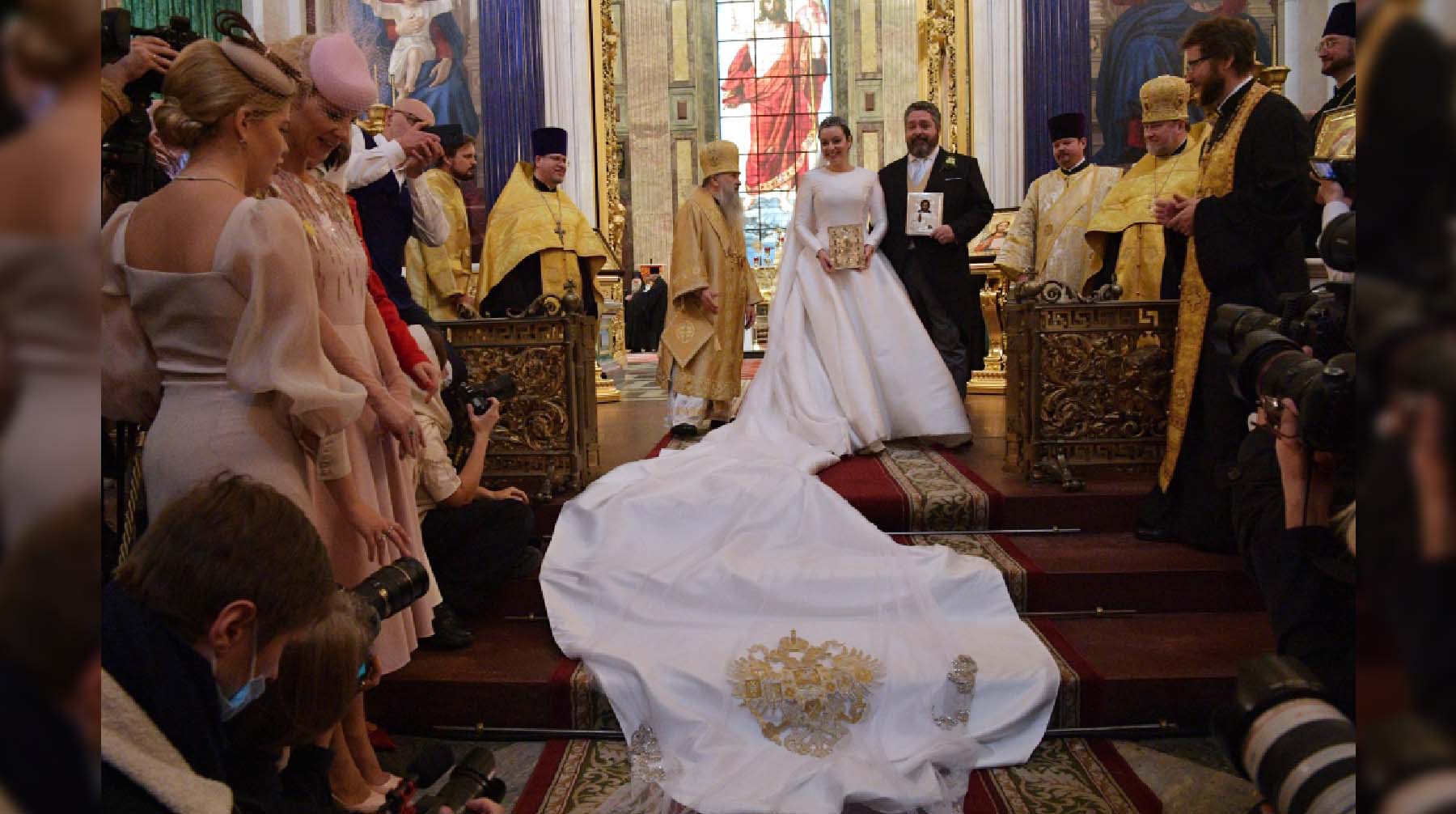 Князь Георгий Михайлович Романов и Ребекка Беттарини во время венчания в Исаакиевском соборе в Санкт-Петербурге.